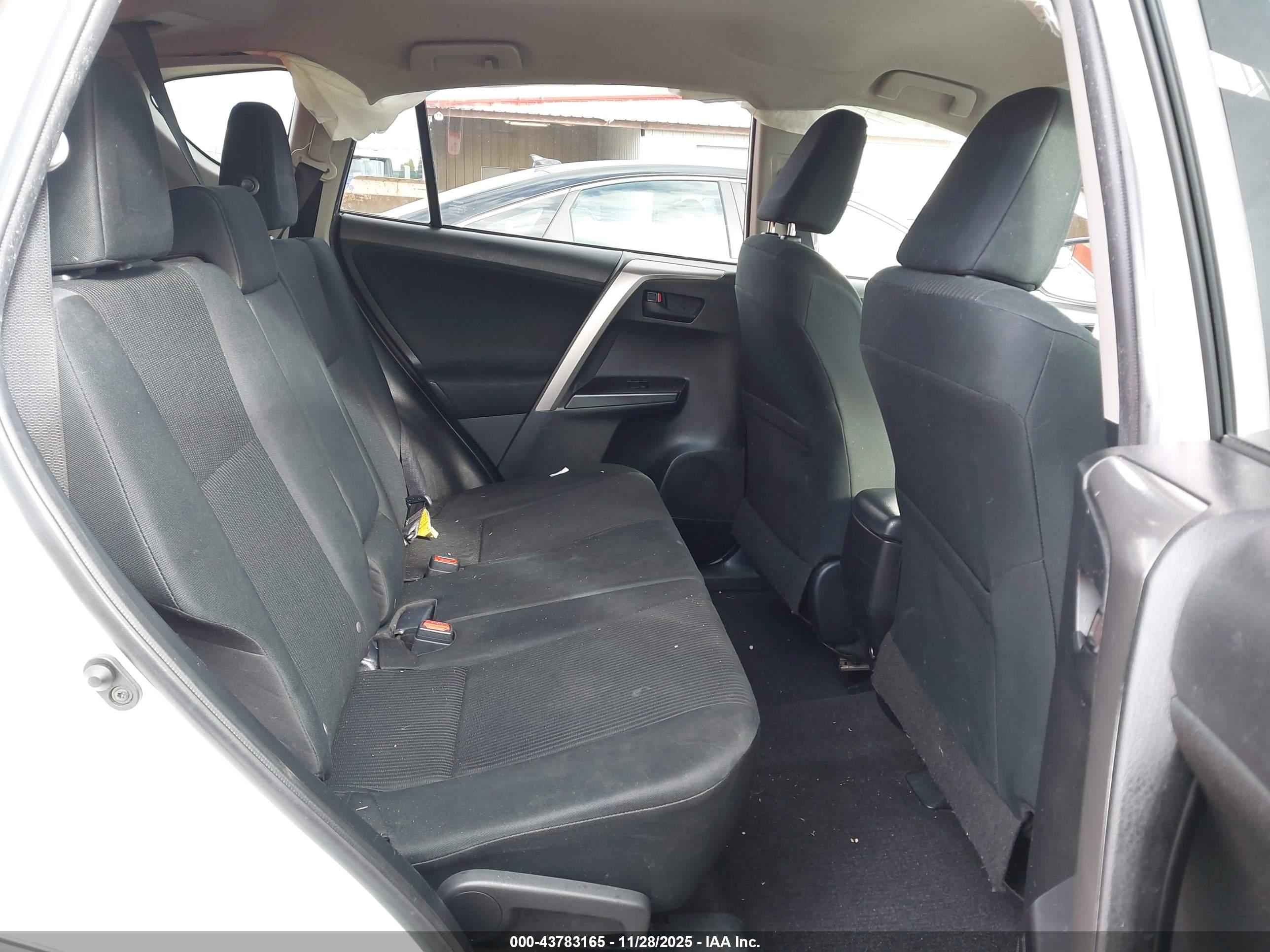TOYOTA RAV4 image 8