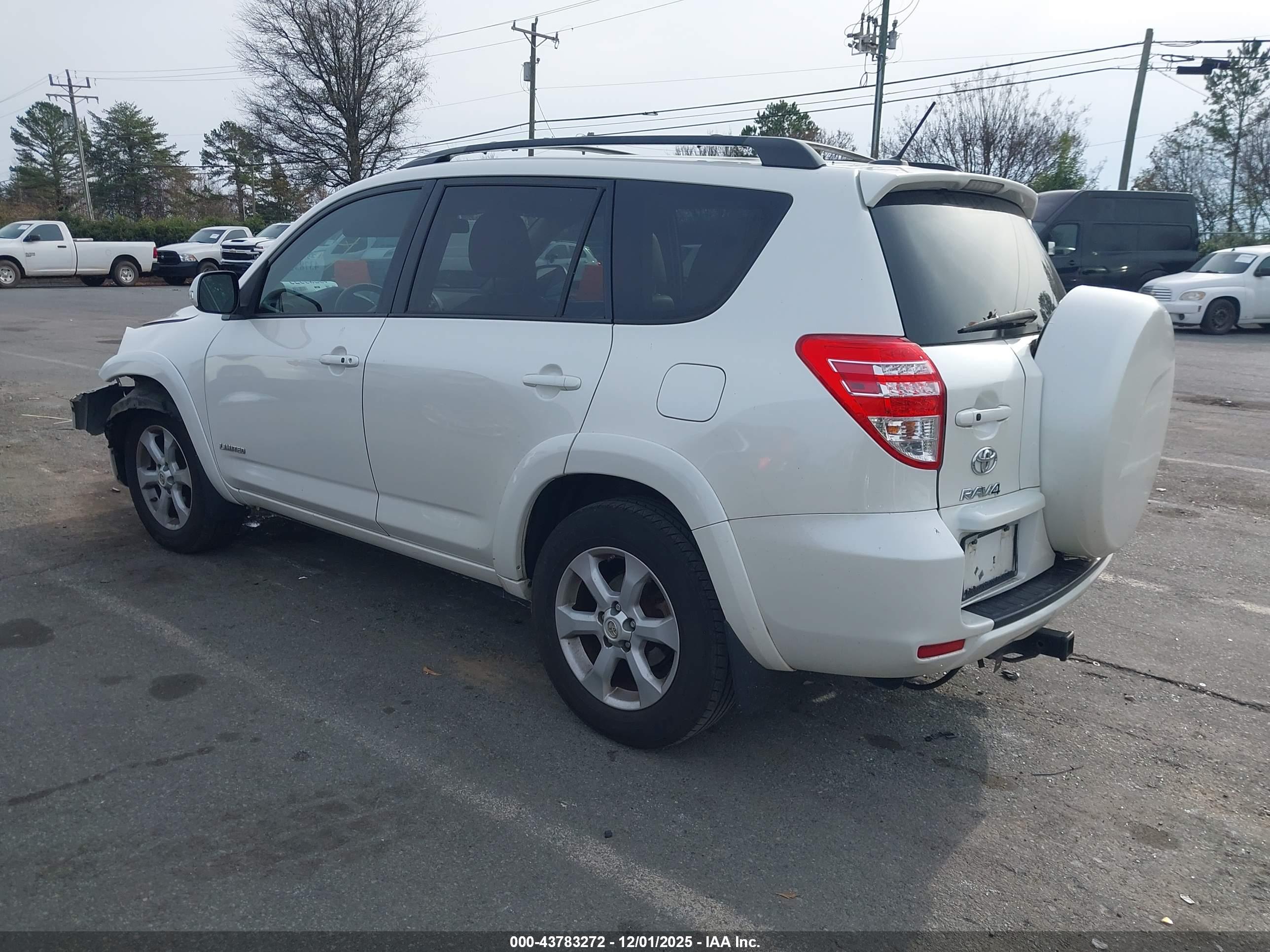 TOYOTA RAV4 image 3