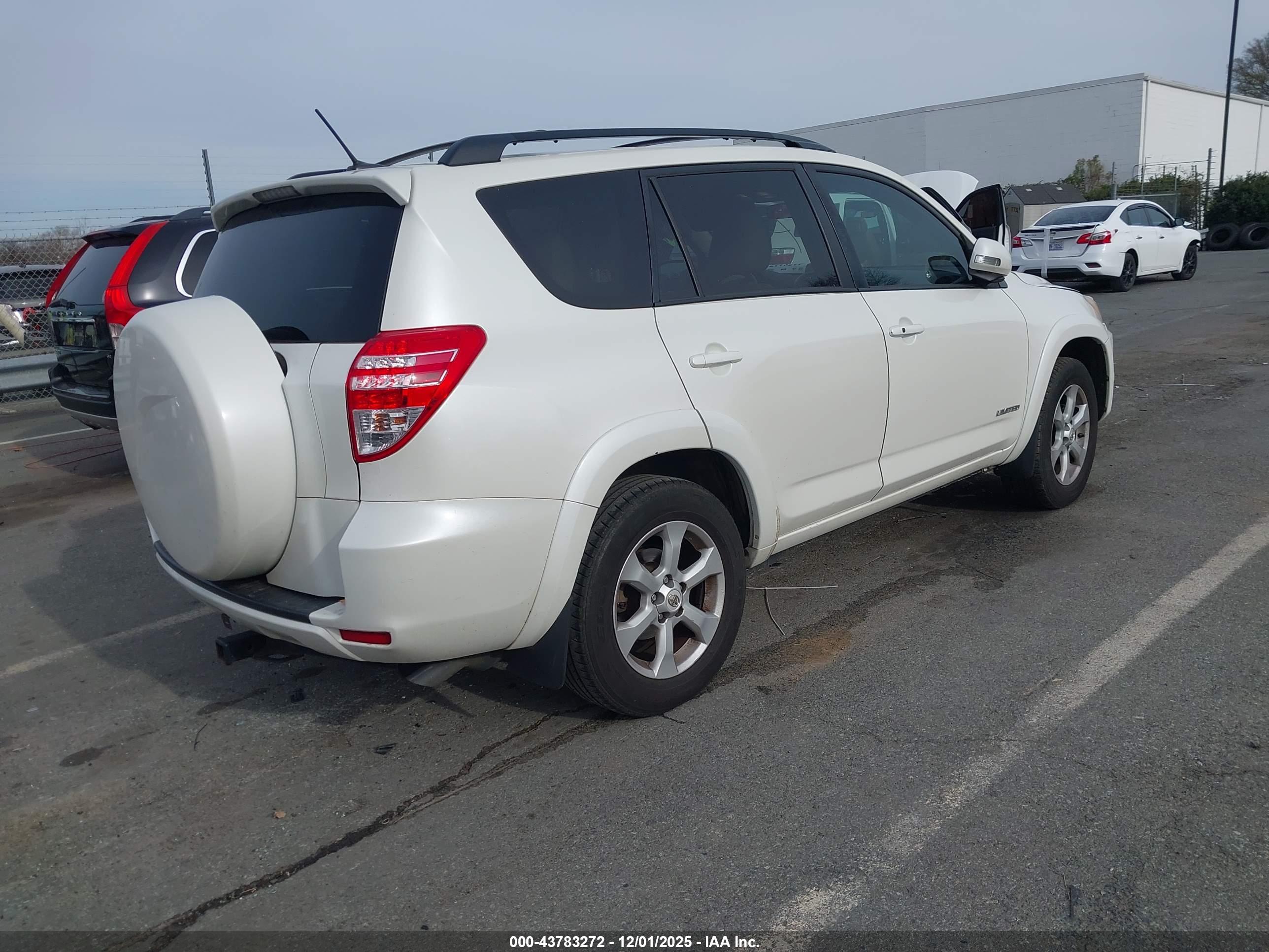 TOYOTA RAV4 image 4