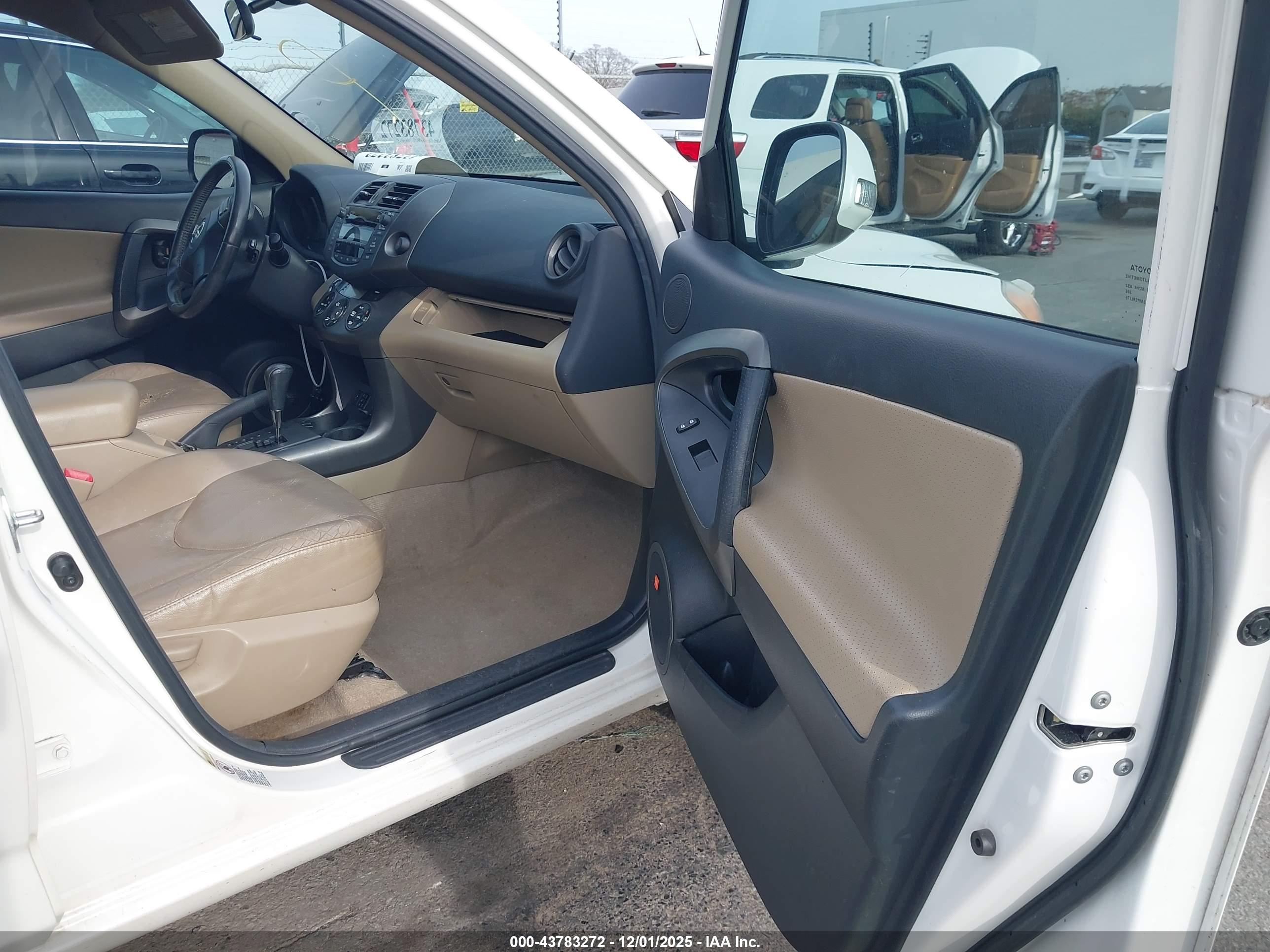TOYOTA RAV4 image 5