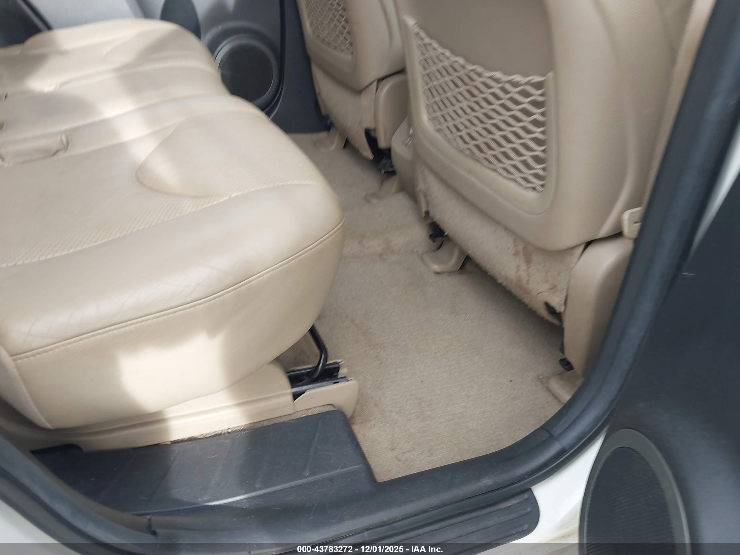 TOYOTA RAV4 image 8
