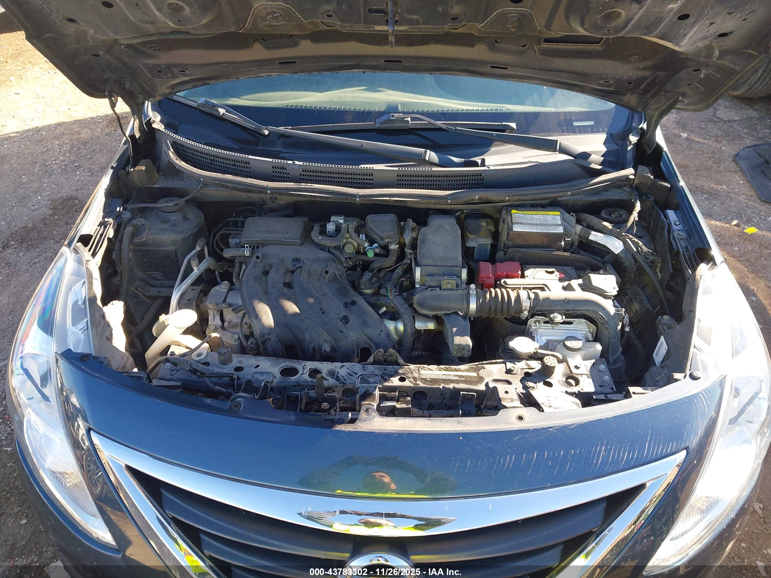 NISSAN VERSA image 10