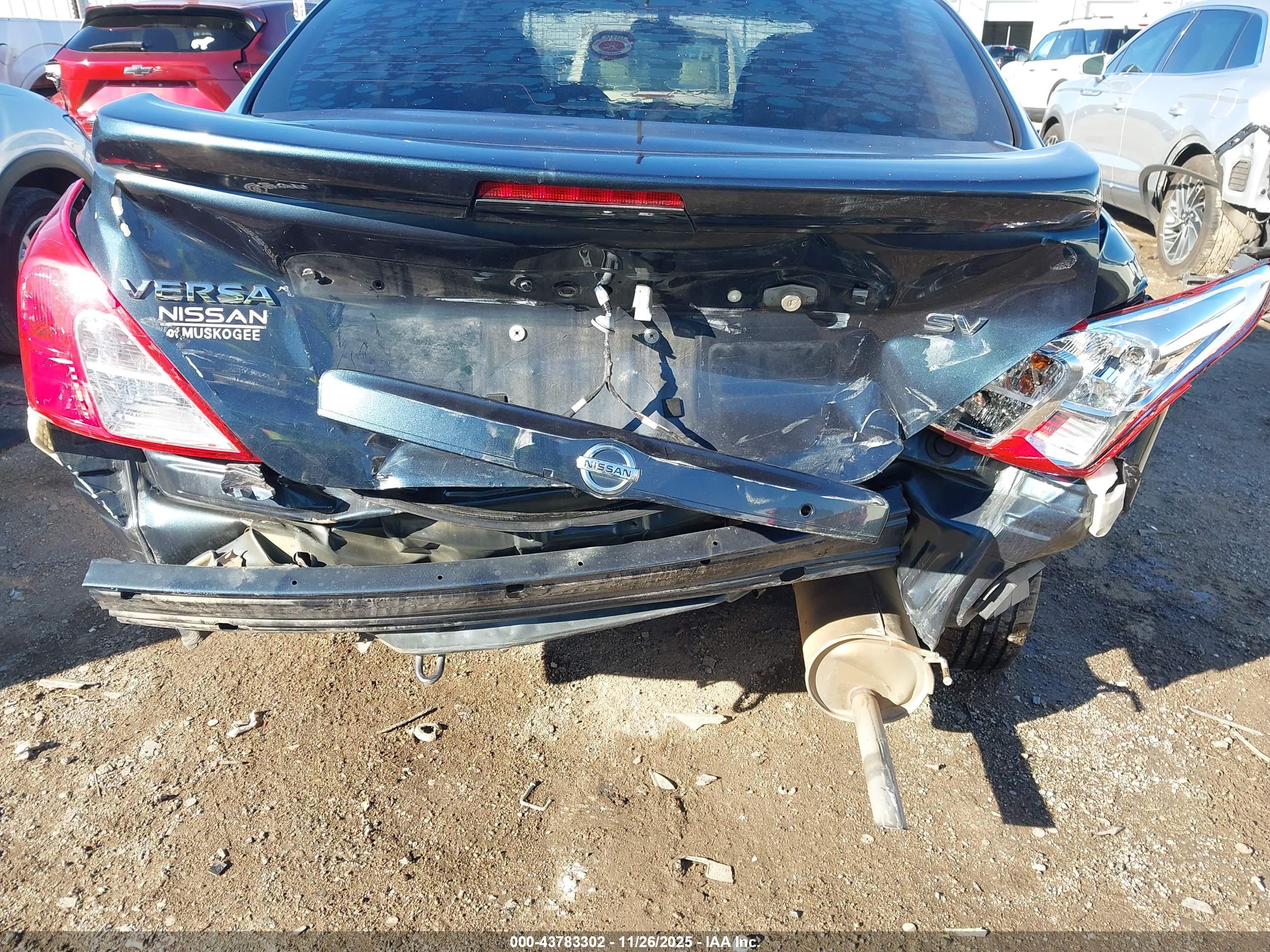 NISSAN VERSA image 6