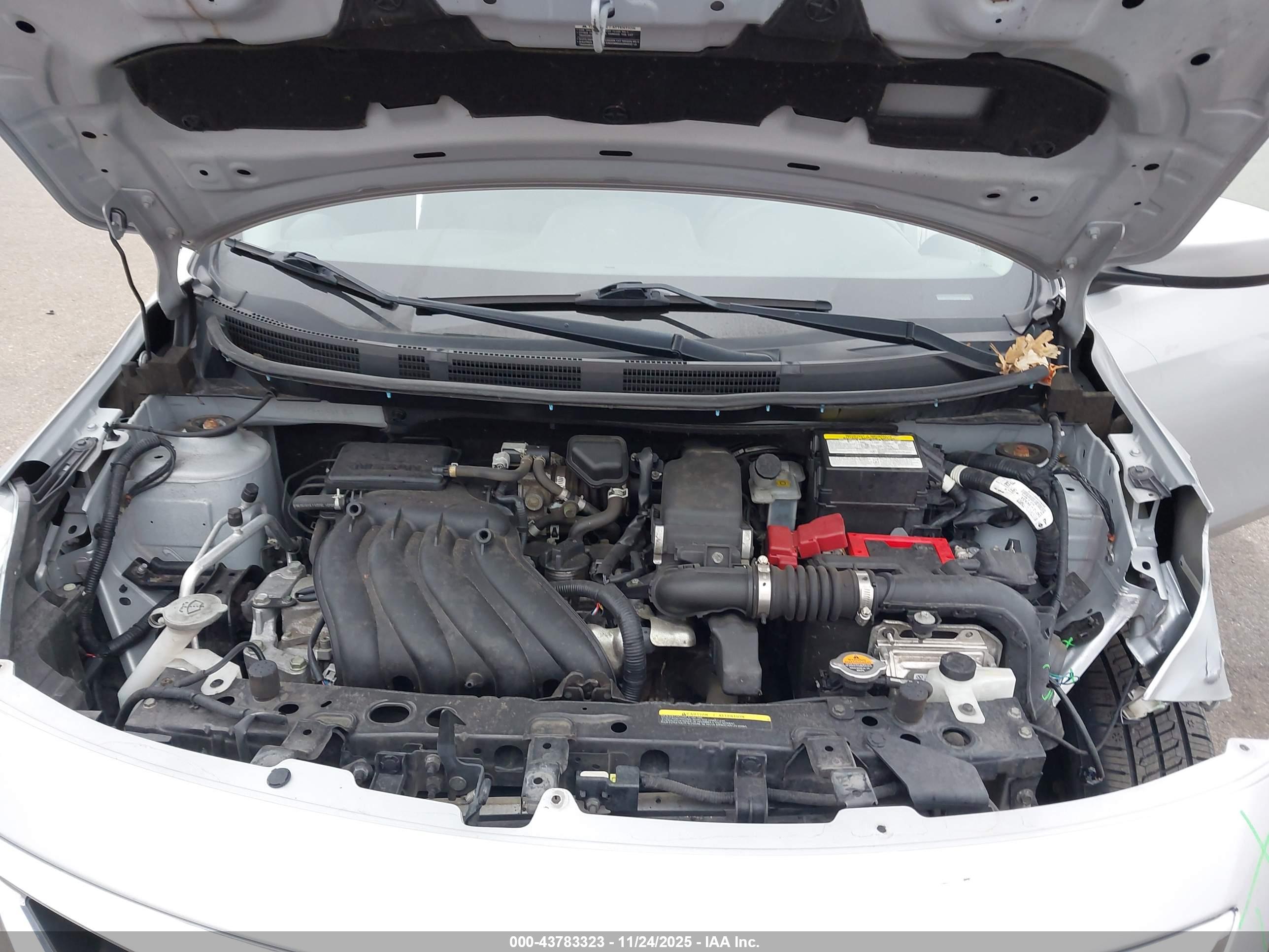 NISSAN VERSA image 10
