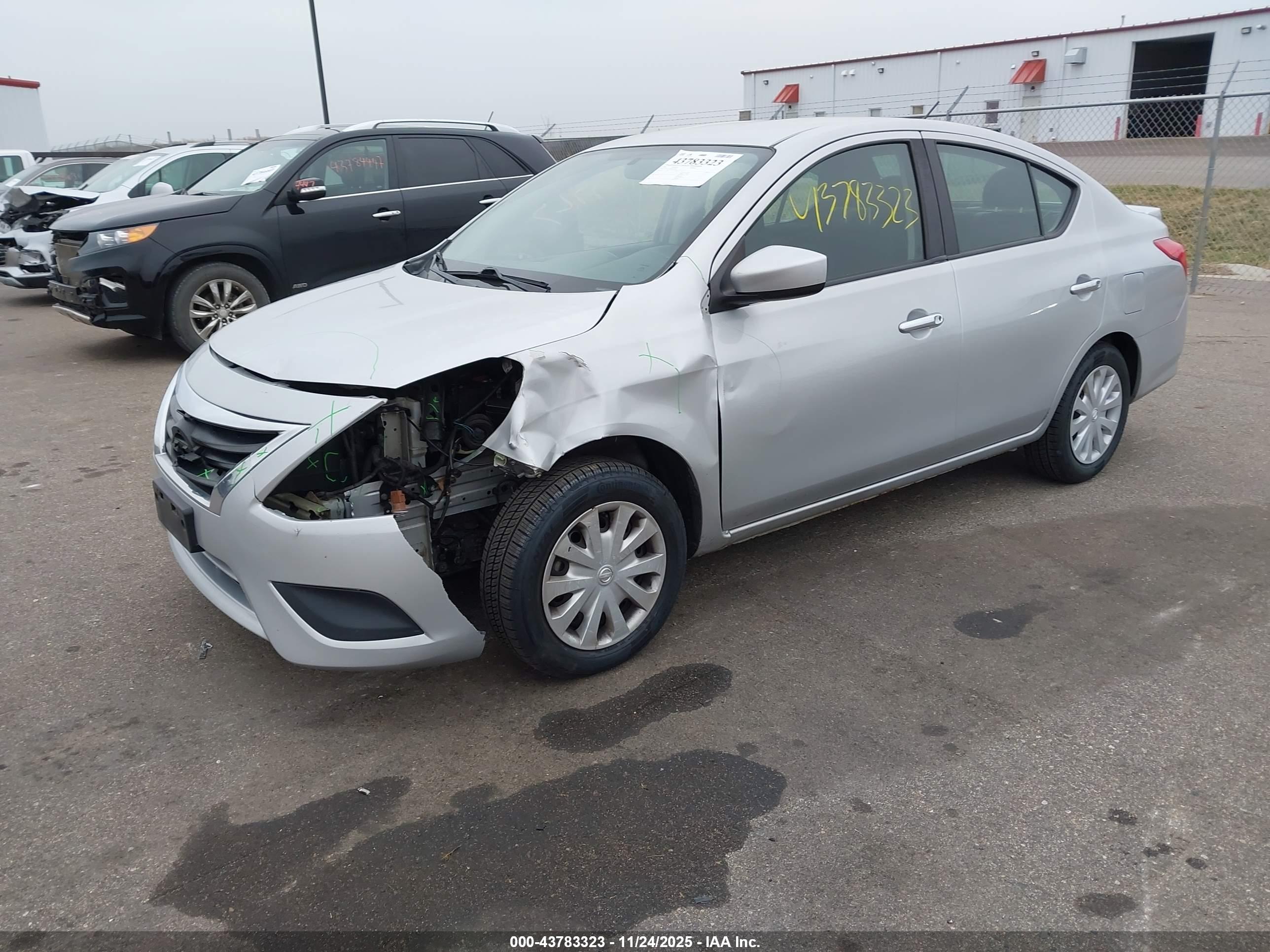 NISSAN VERSA image 2
