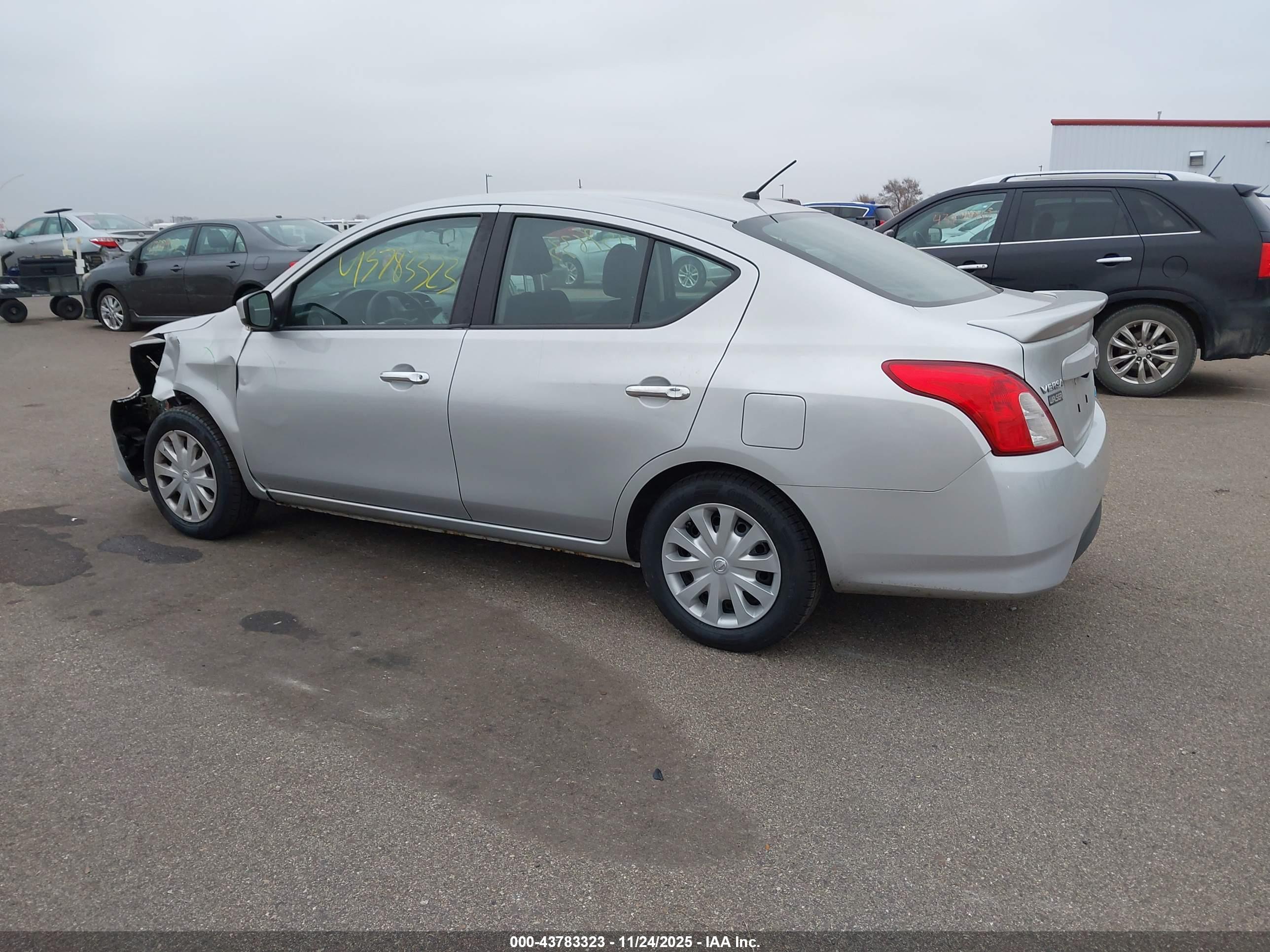NISSAN VERSA image 3