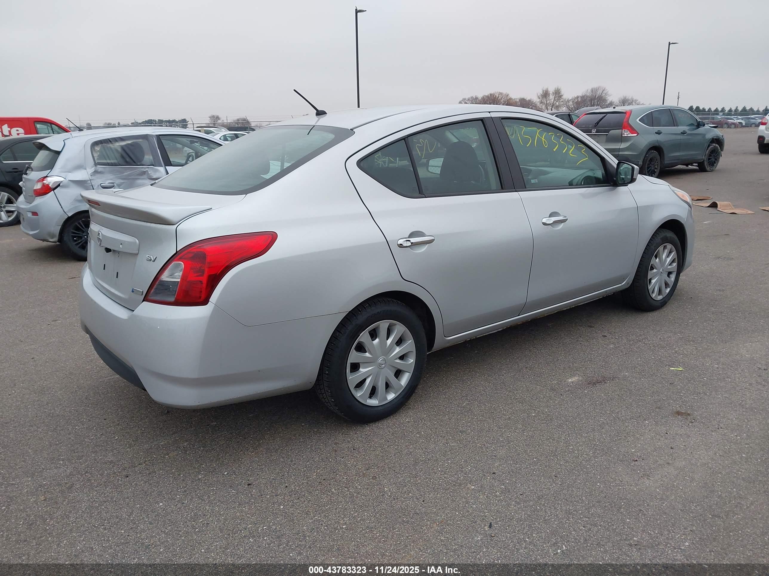 NISSAN VERSA image 4