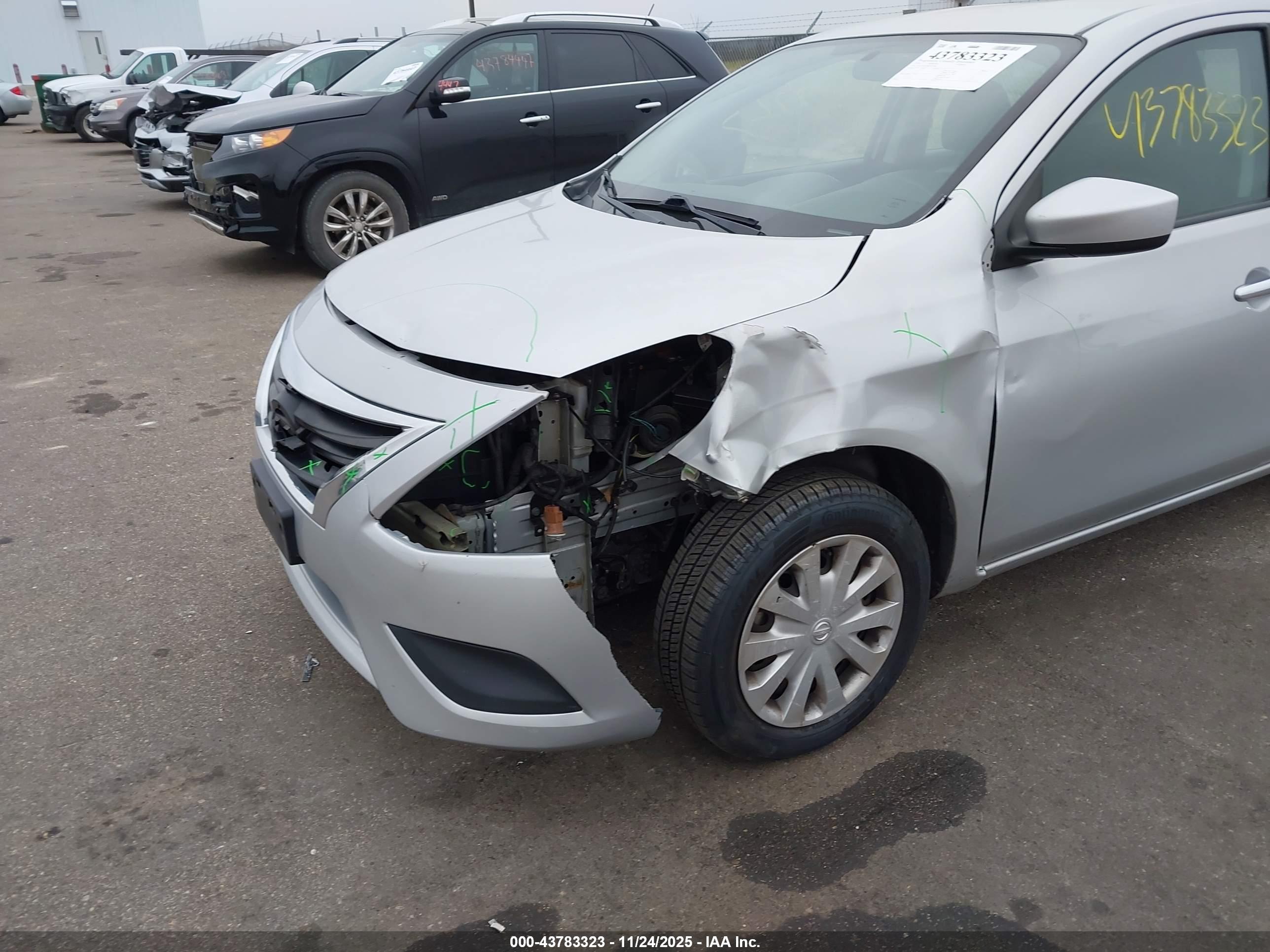 NISSAN VERSA image 6