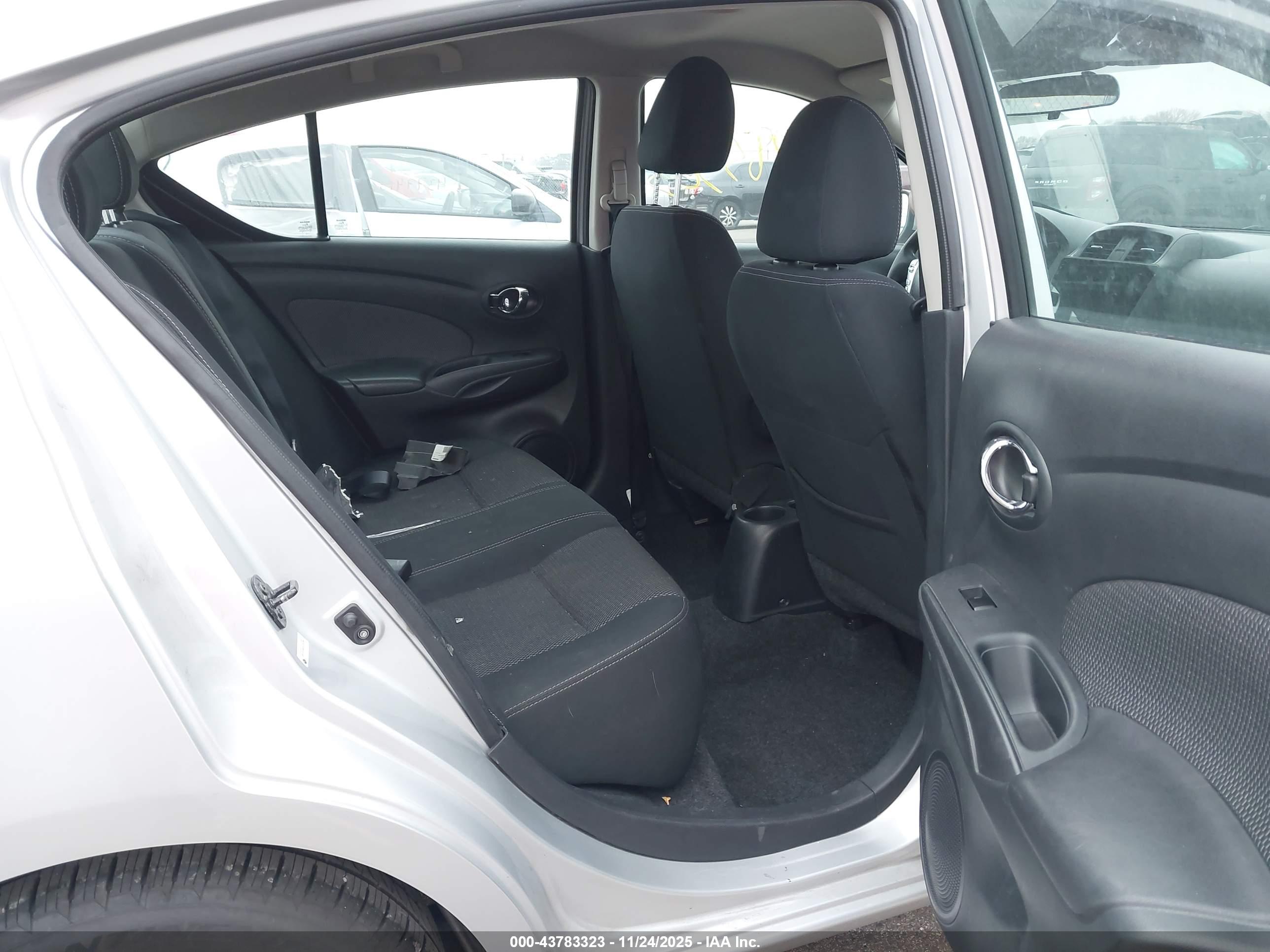 NISSAN VERSA image 8