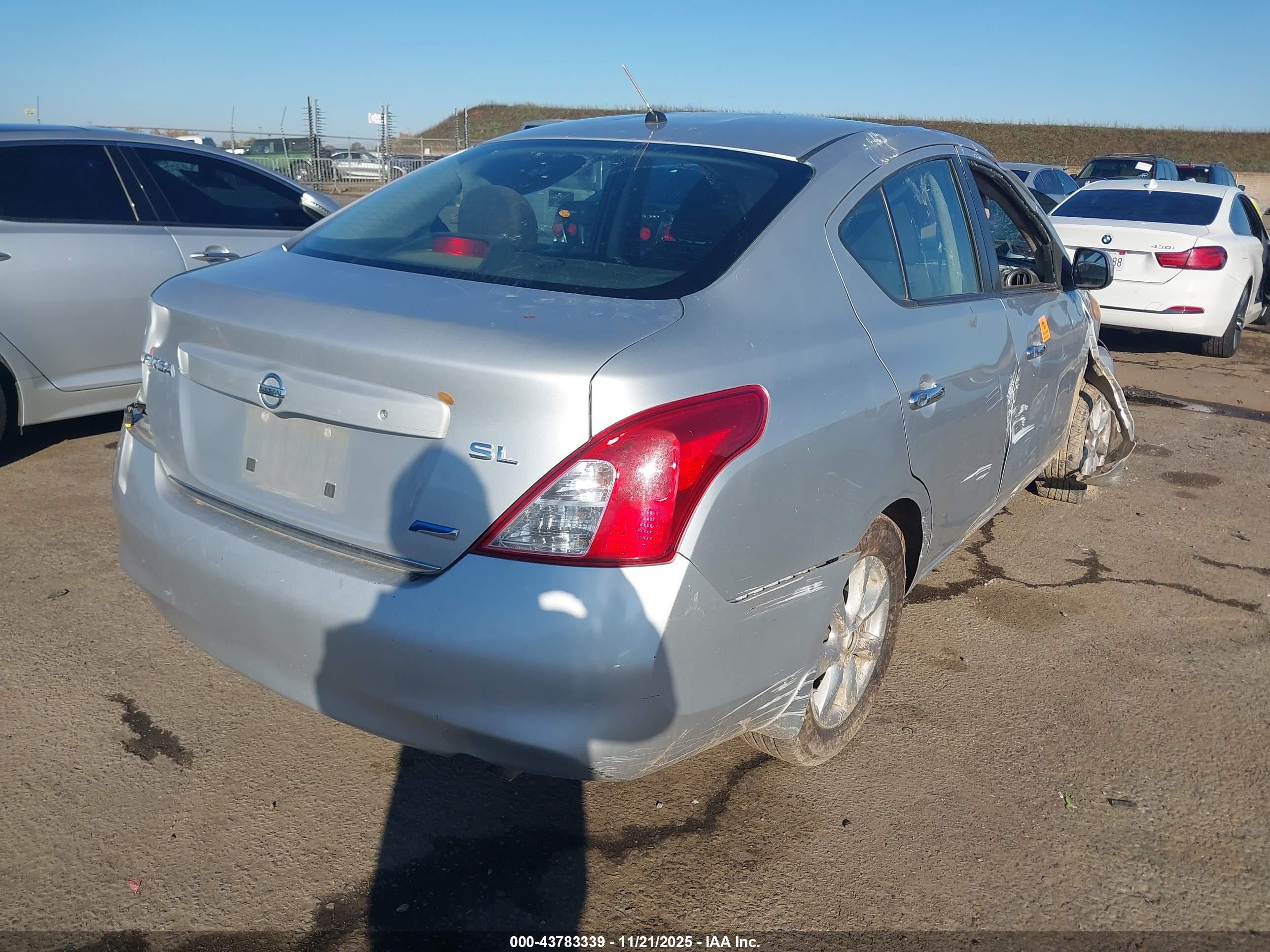 NISSAN VERSA image 4