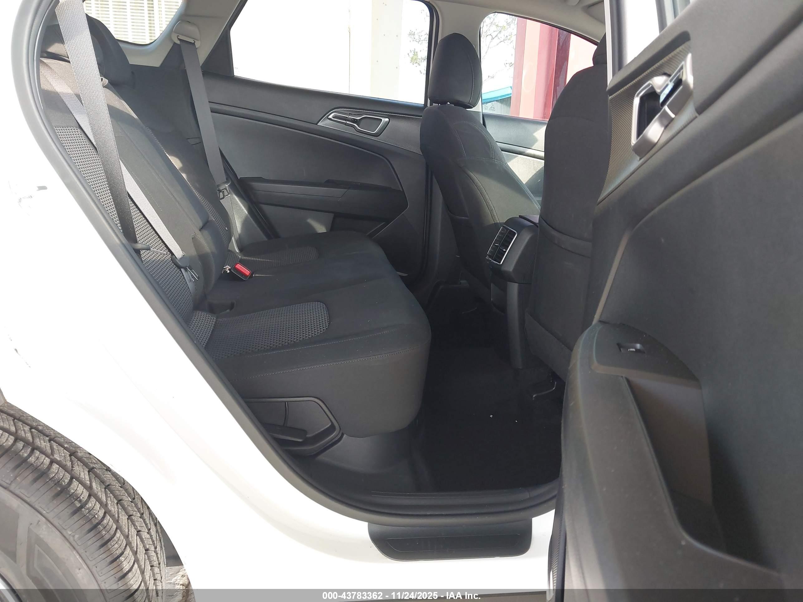 KIA SPORTAGE image 8