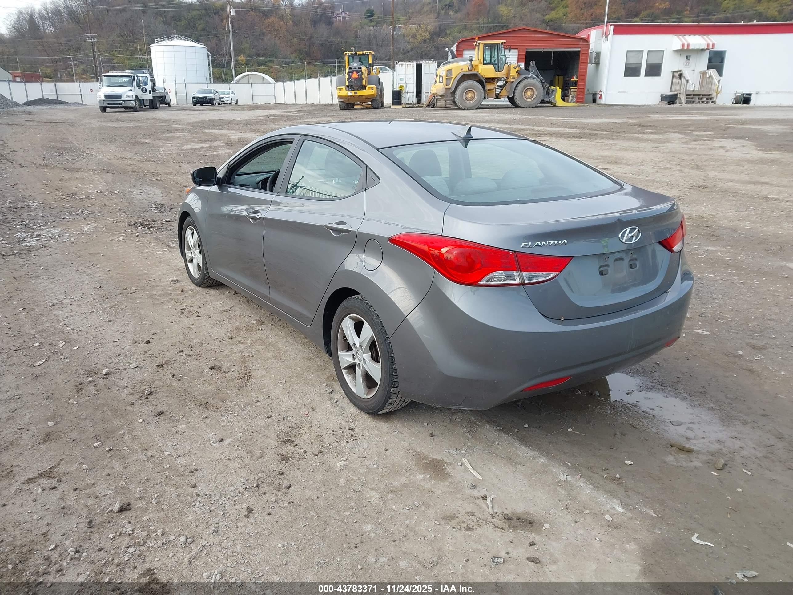 HYUNDAI ELANTRA image 3