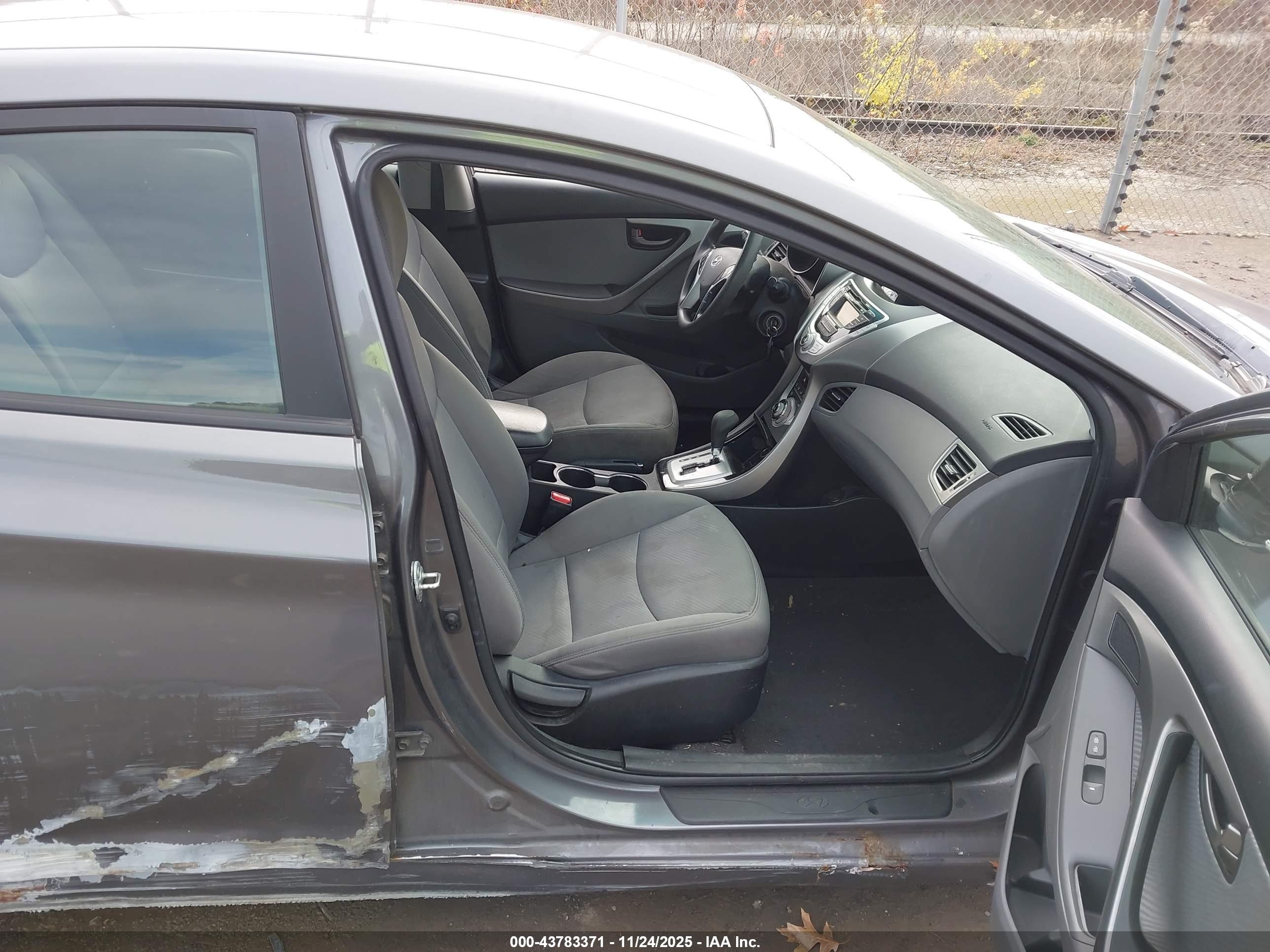 HYUNDAI ELANTRA image 5