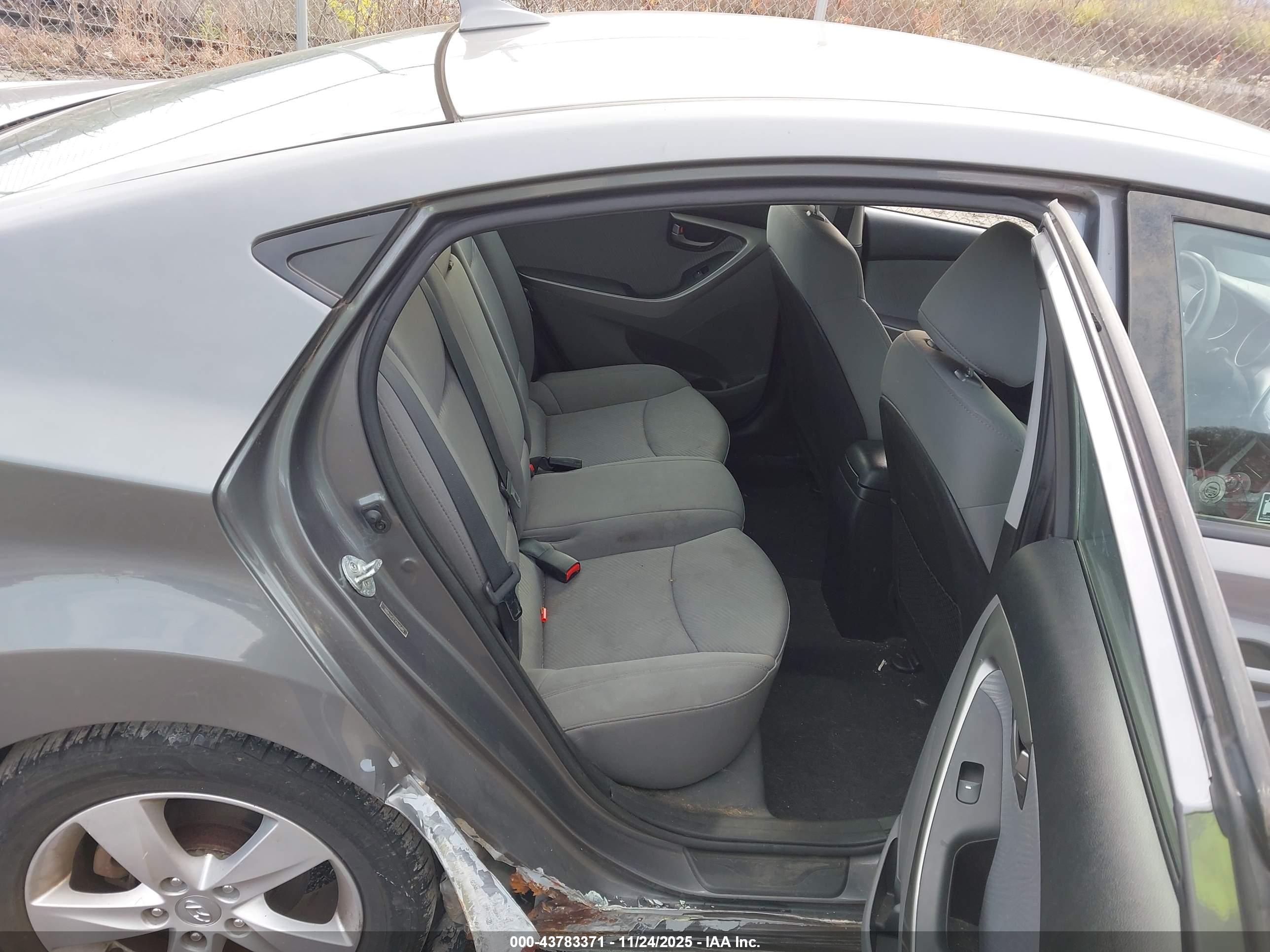 HYUNDAI ELANTRA image 8
