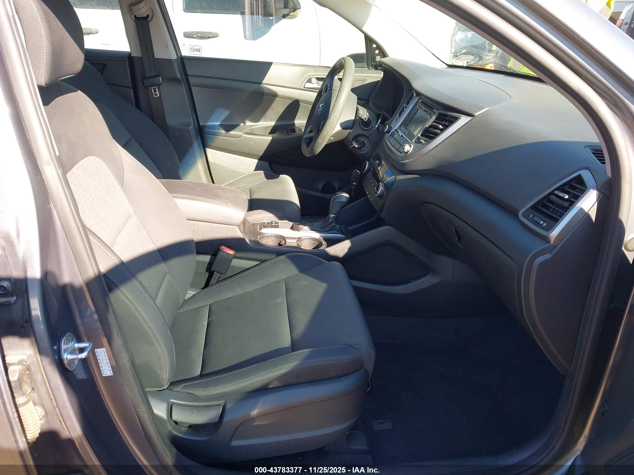 HYUNDAI TUCSON image 5