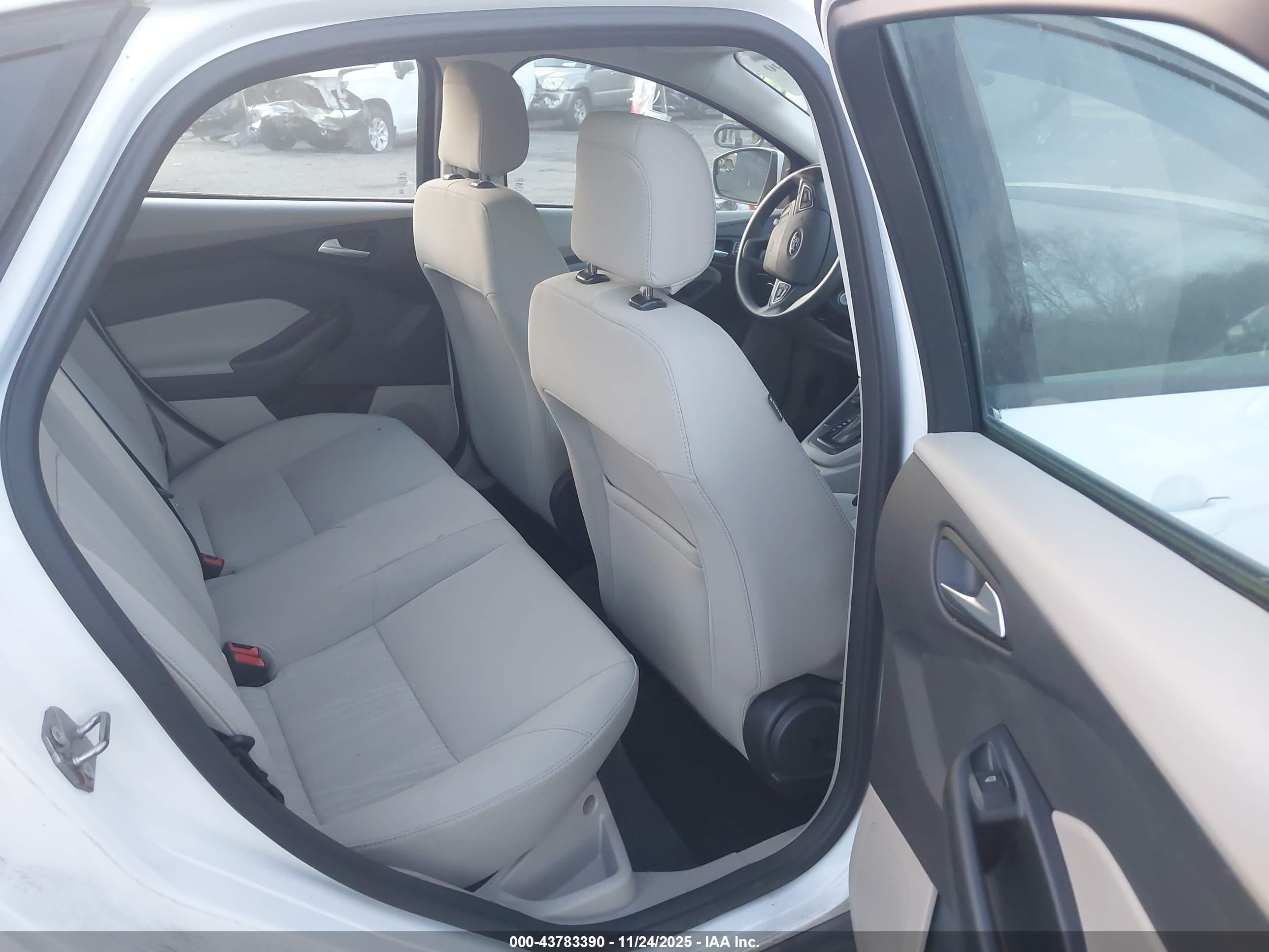 FORD FOCUS image 8