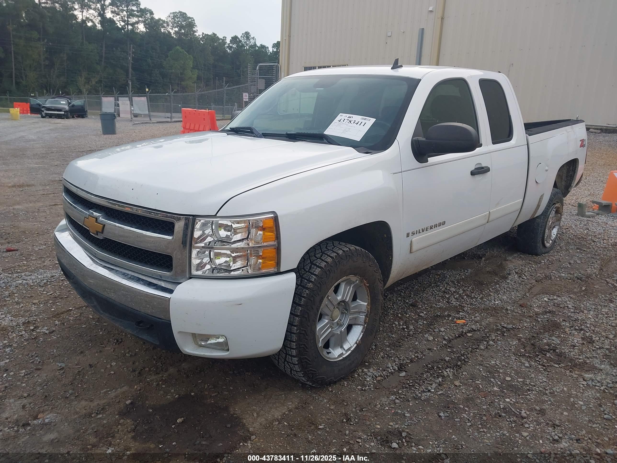 CHEVROLET SILVERADO image 2