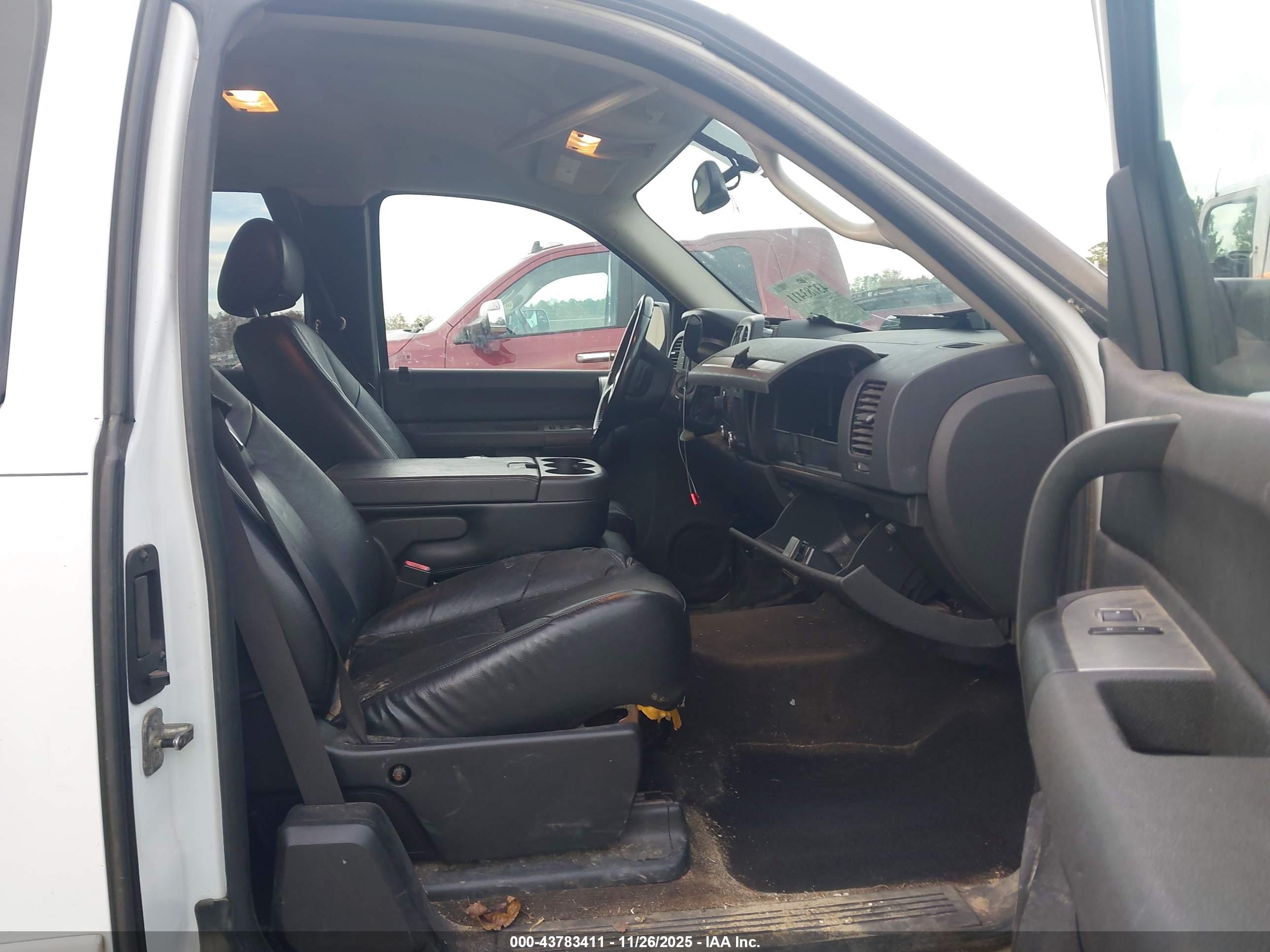 CHEVROLET SILVERADO image 5
