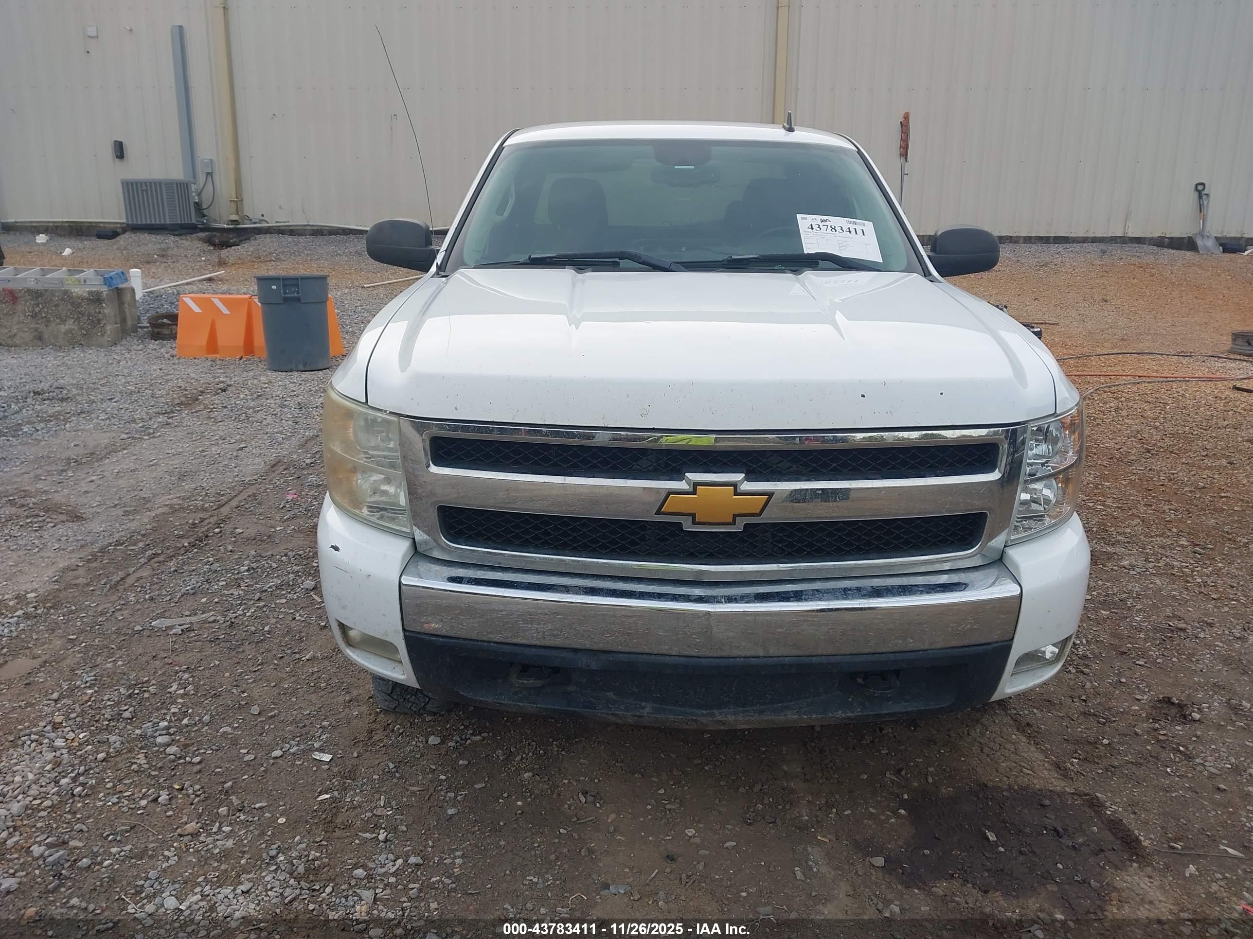 CHEVROLET SILVERADO image 6