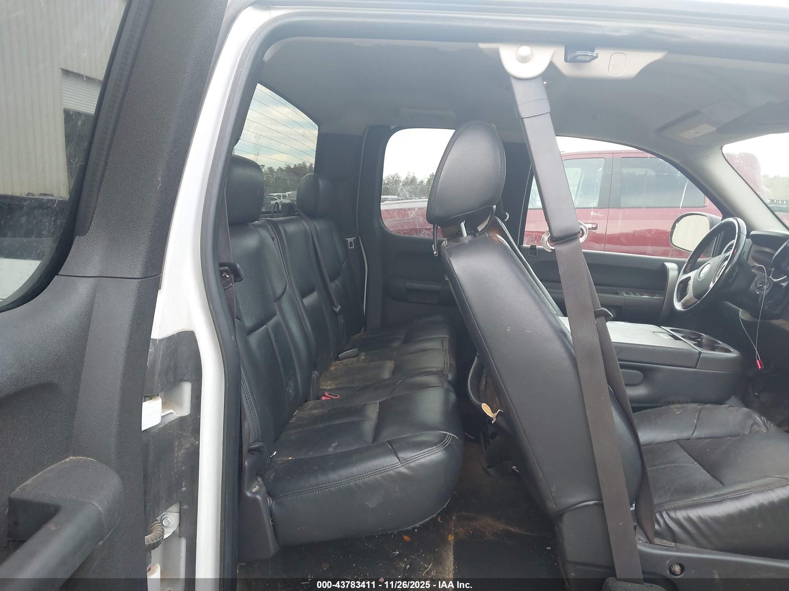 CHEVROLET SILVERADO image 8
