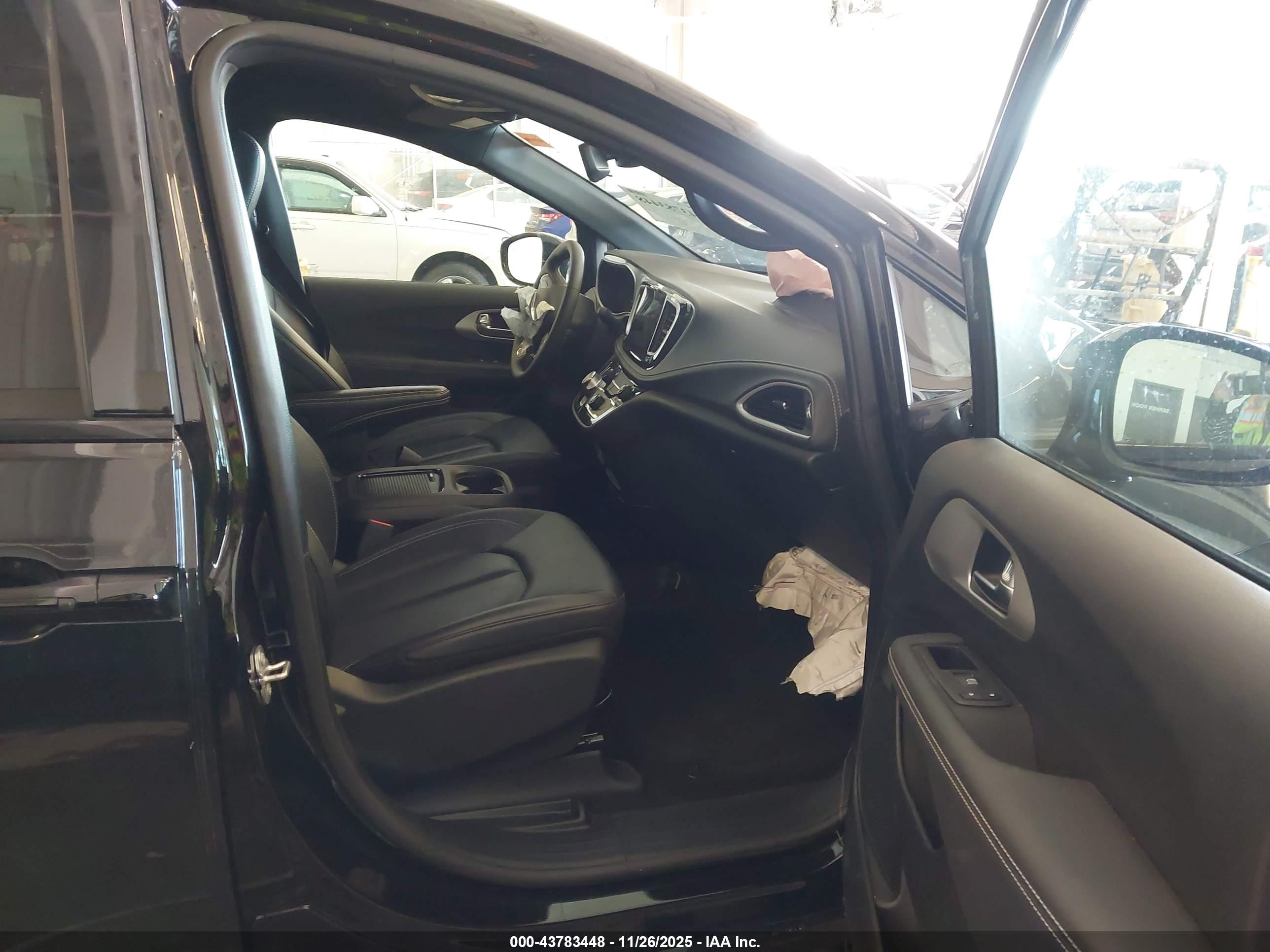 CHRYSLER PACIFICA image 5
