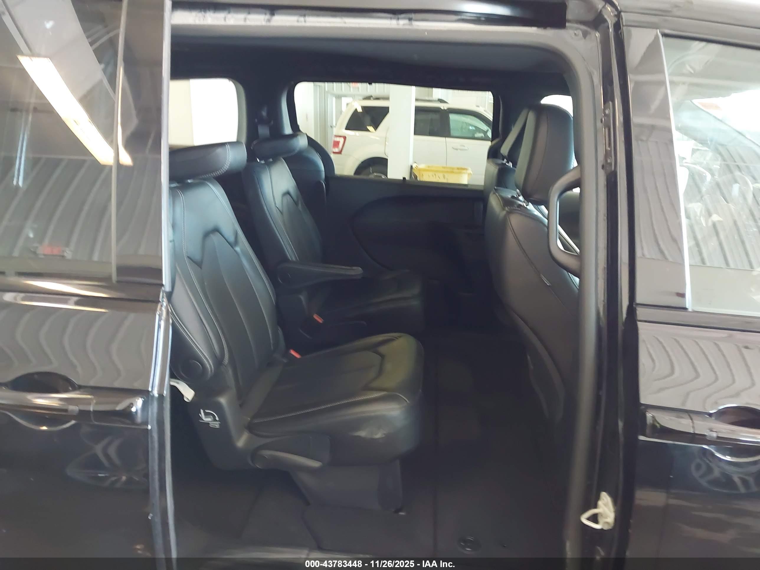 CHRYSLER PACIFICA image 8