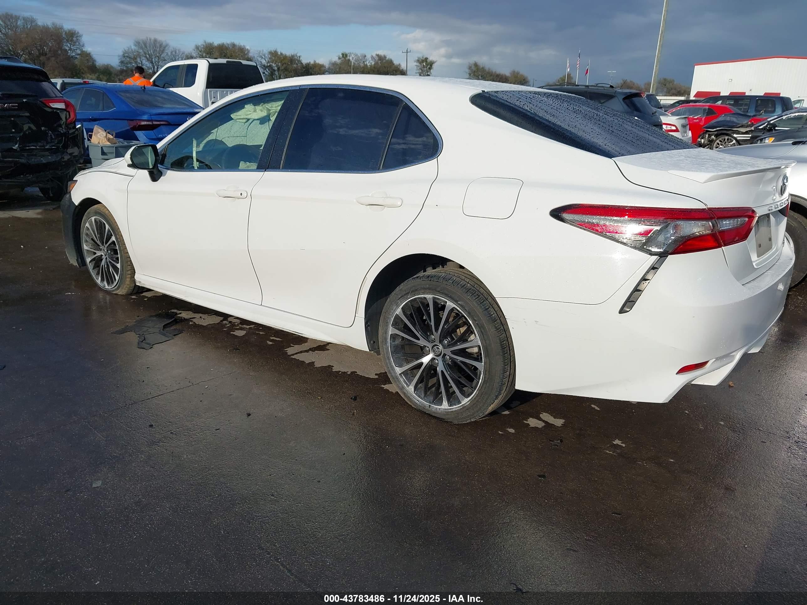 TOYOTA CAMRY image 3