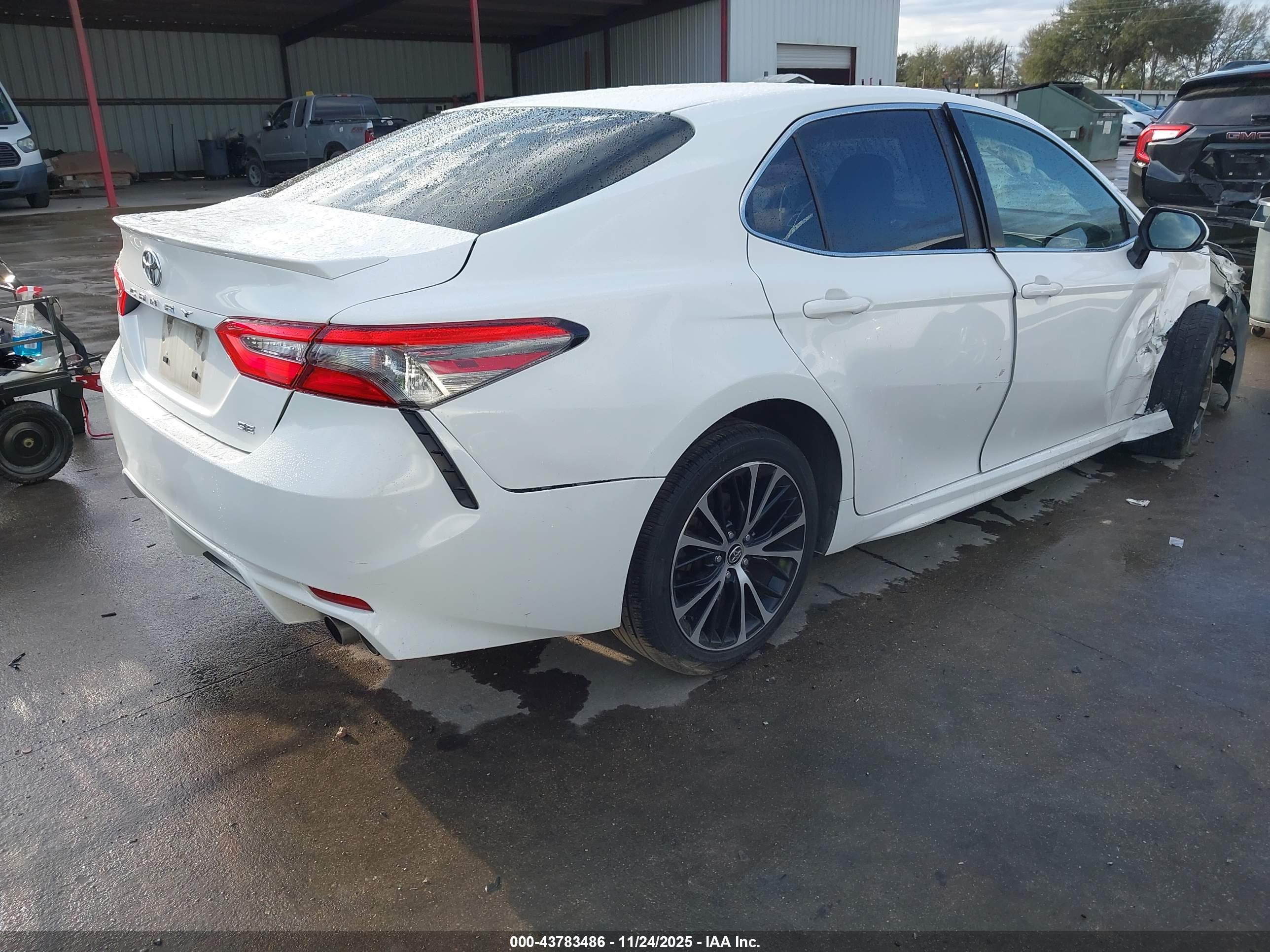 TOYOTA CAMRY image 4