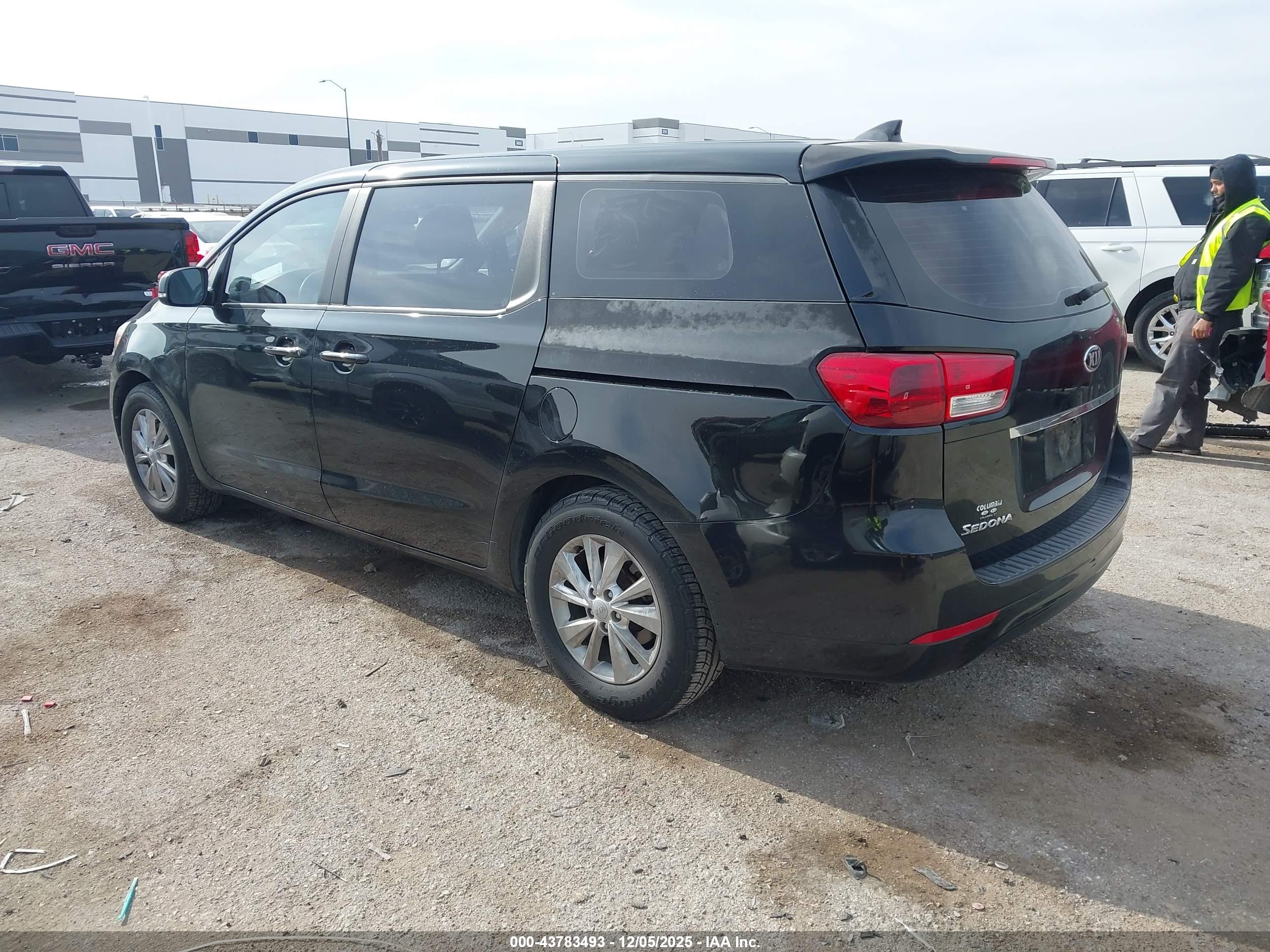 KIA SEDONA image 3