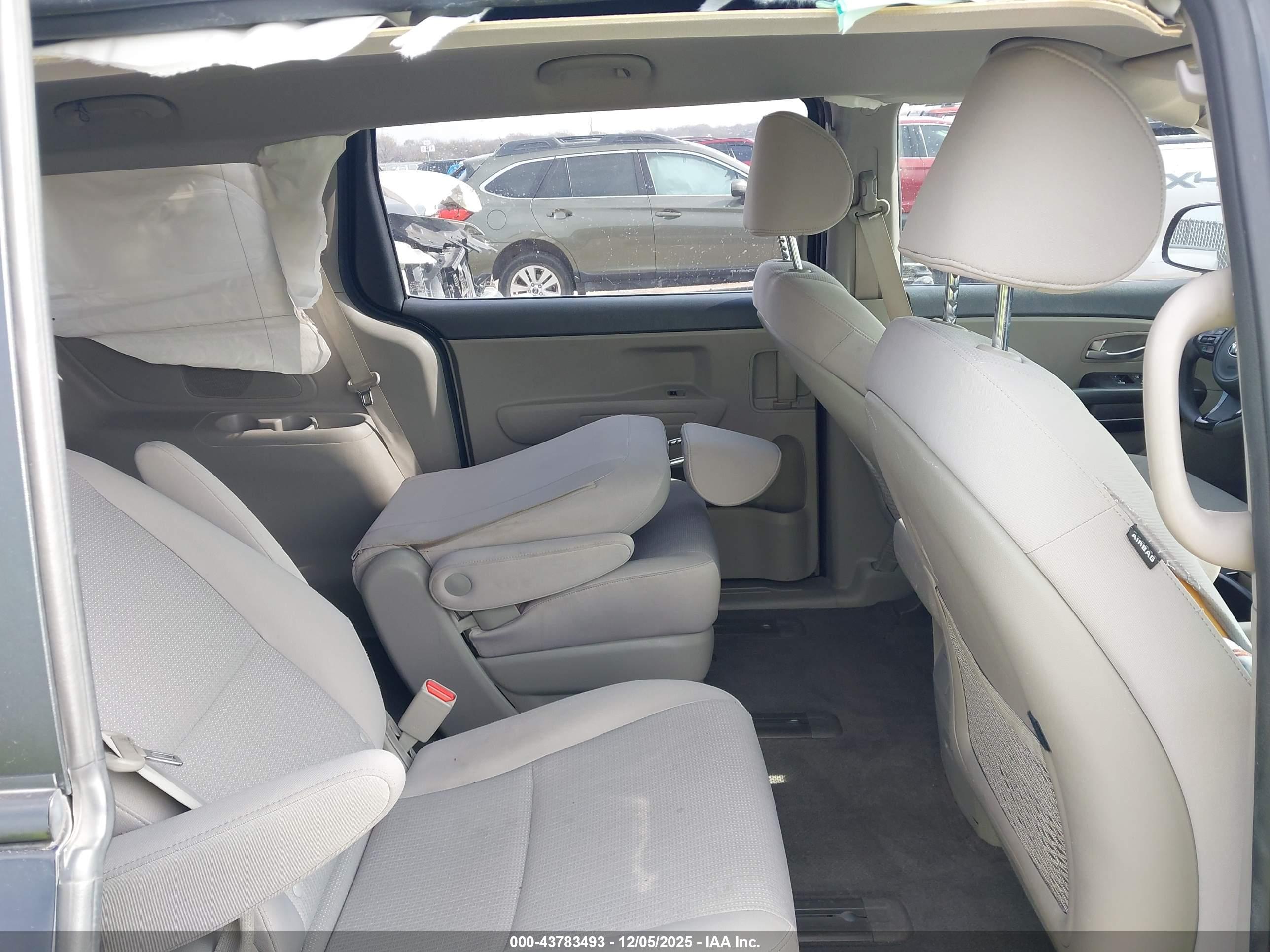 KIA SEDONA image 8