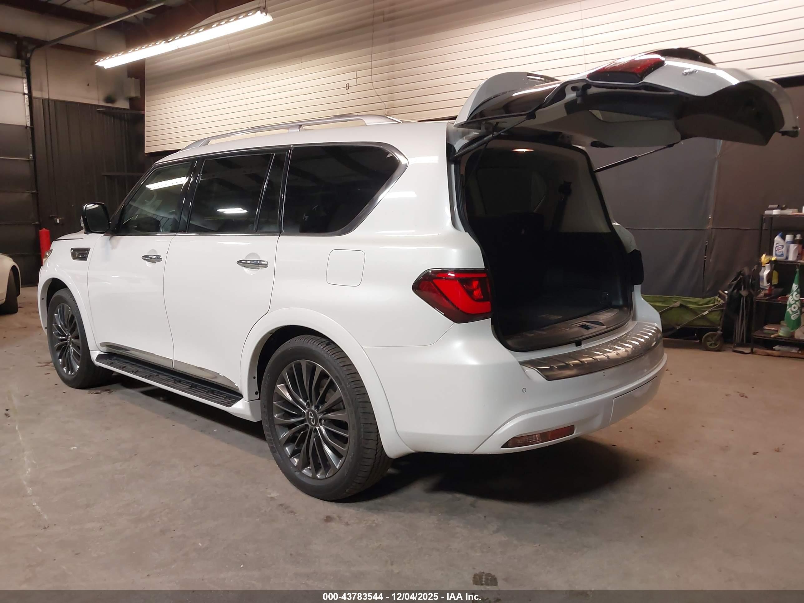 INFINITI QX80 image 3