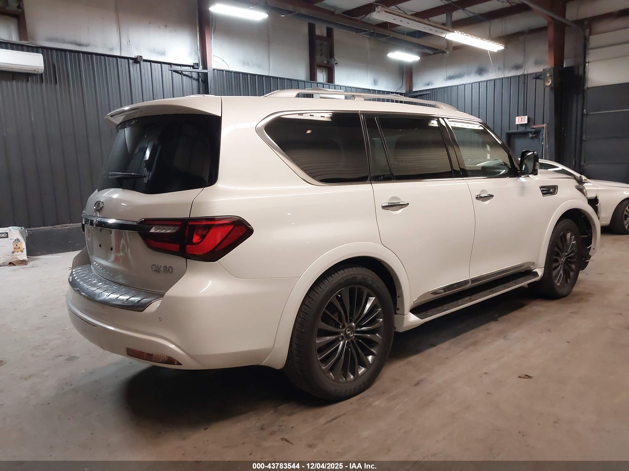 INFINITI QX80 image 4