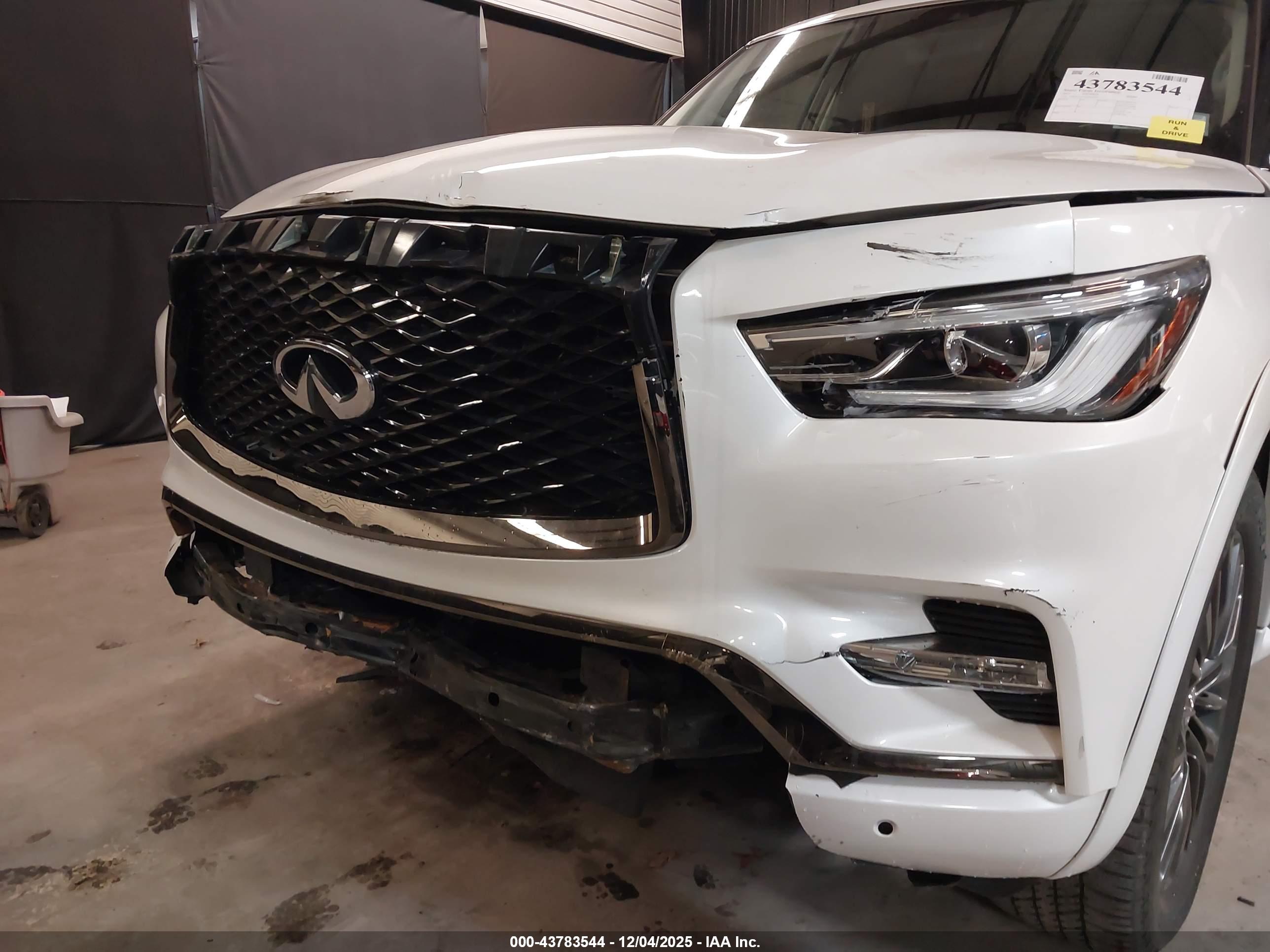 INFINITI QX80 image 6