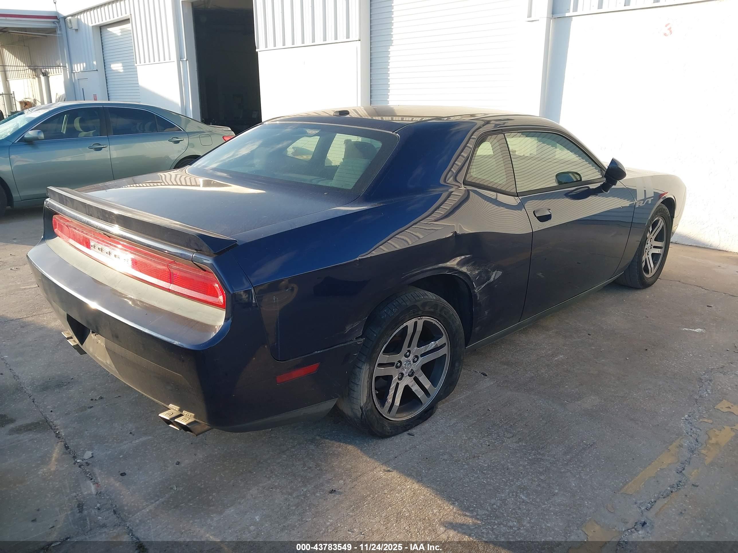 DODGE CHALLENGER image 4