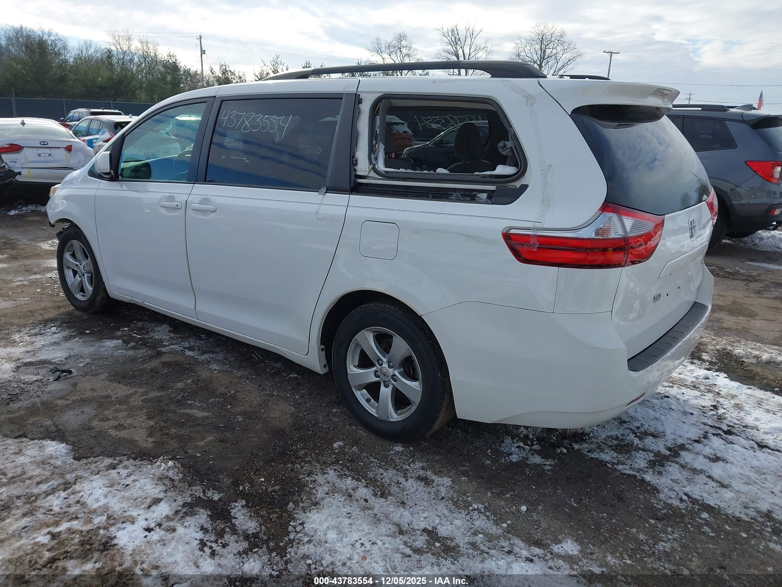 TOYOTA SIENNA image 3