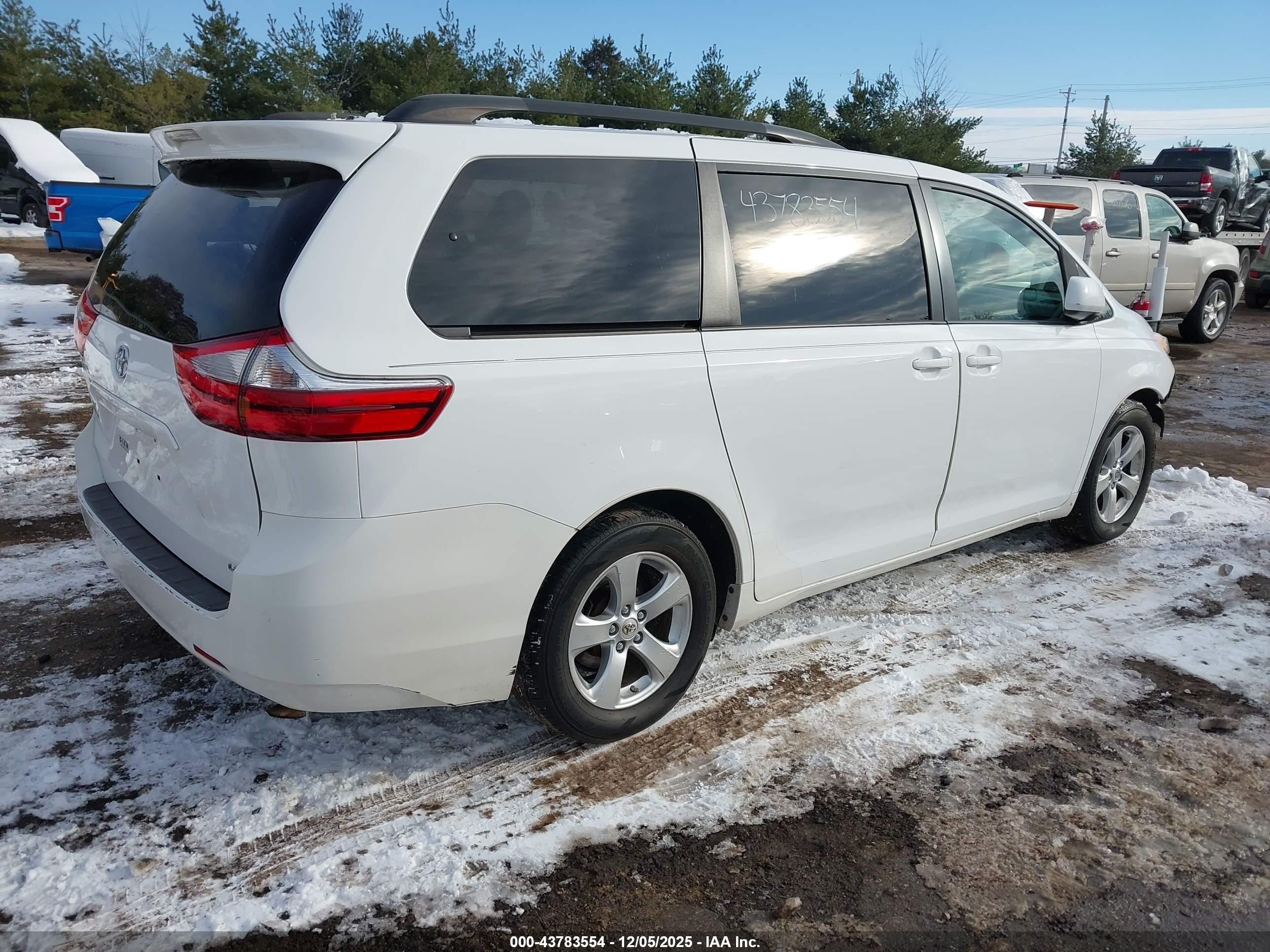 TOYOTA SIENNA image 4