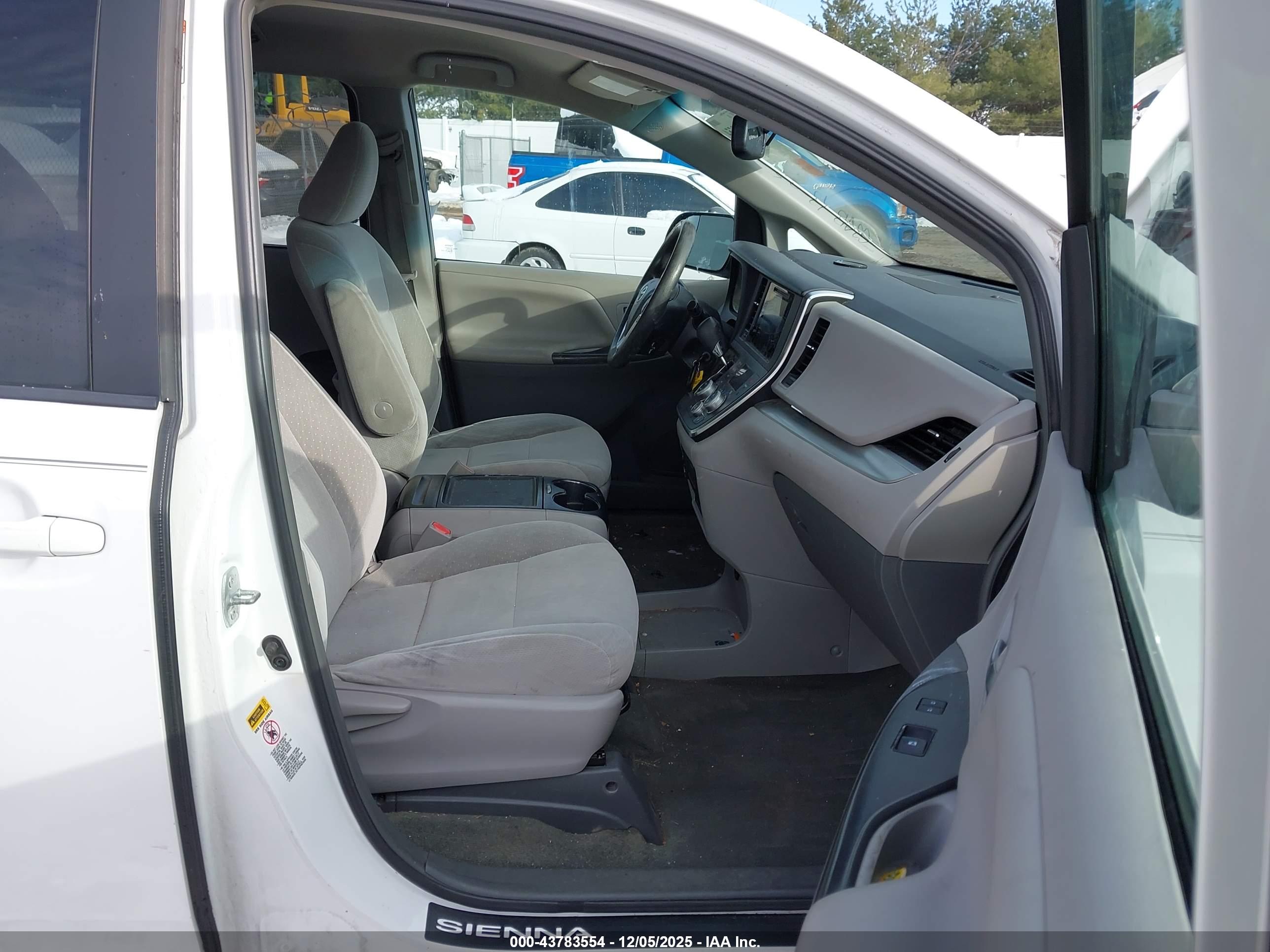 TOYOTA SIENNA image 5