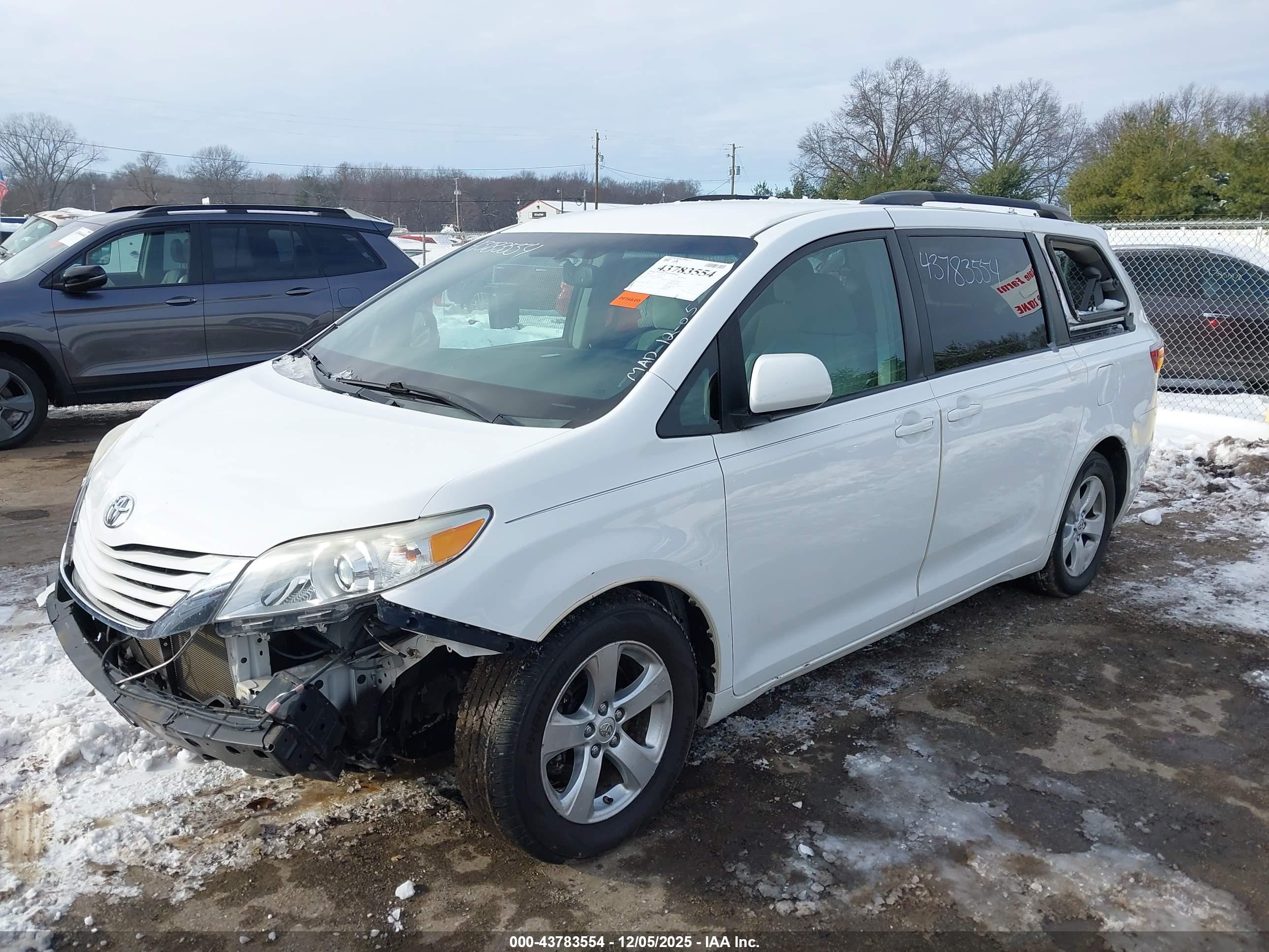 TOYOTA SIENNA image 6