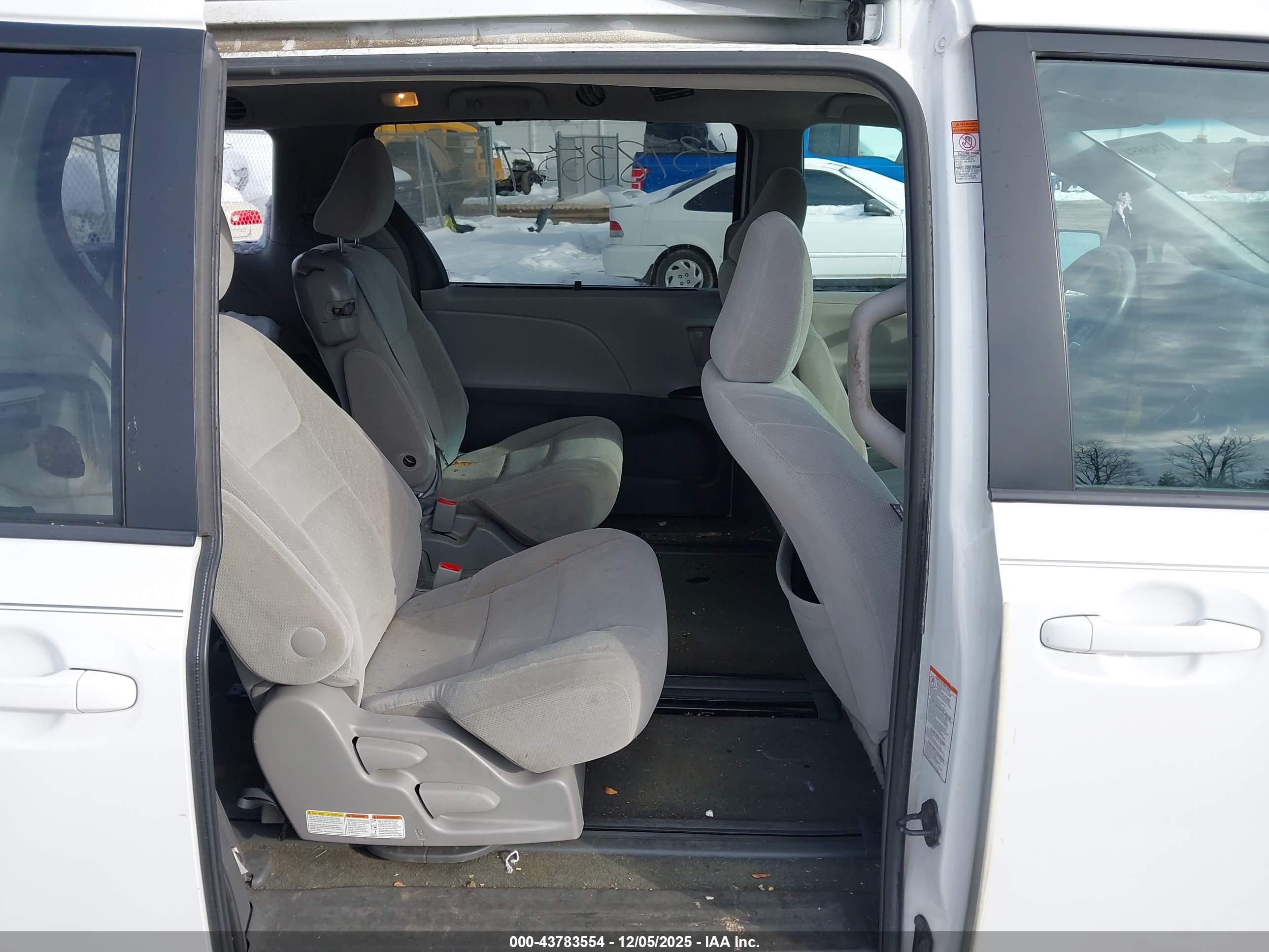 TOYOTA SIENNA image 8