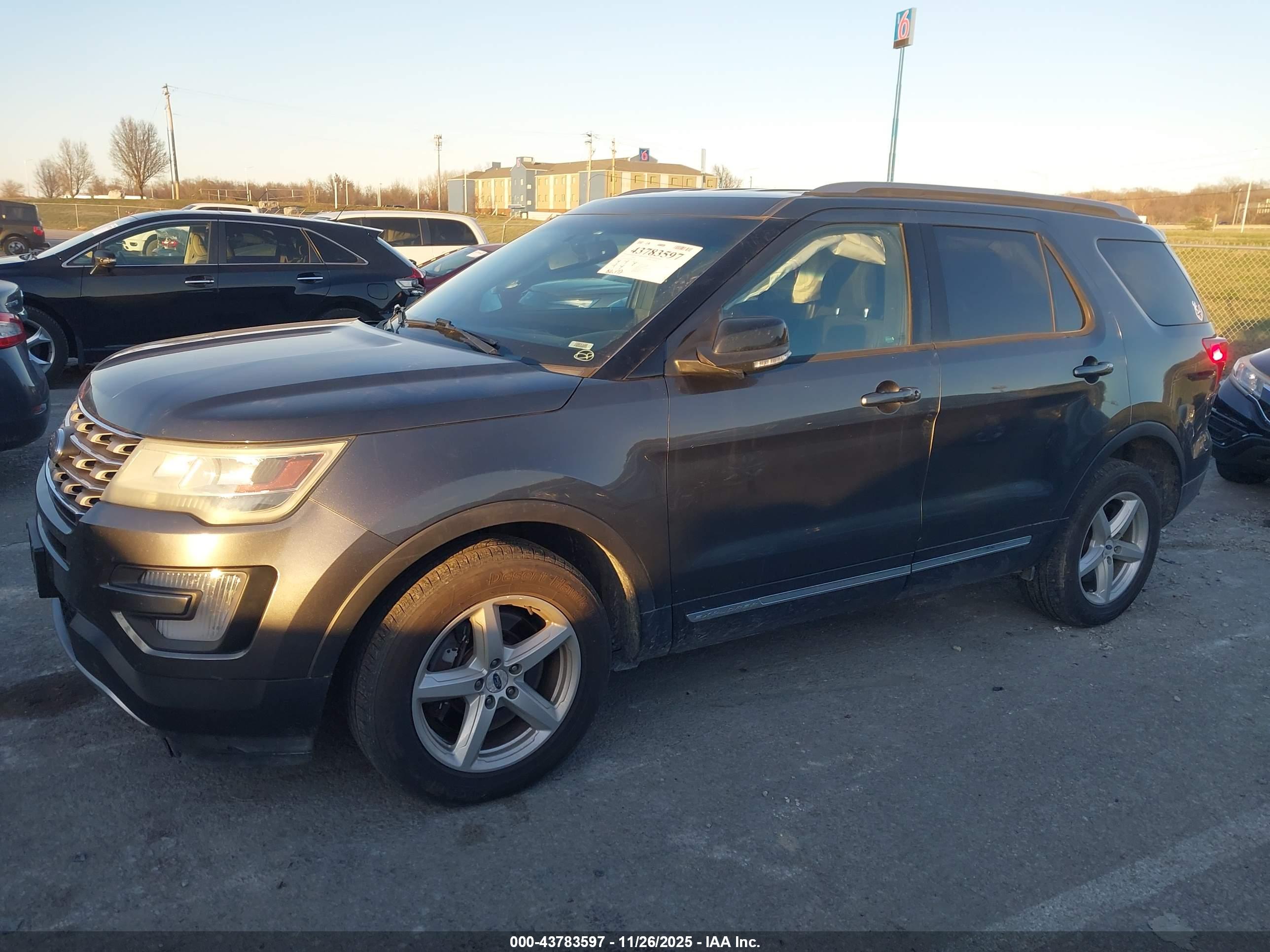 FORD EXPLORER image 6