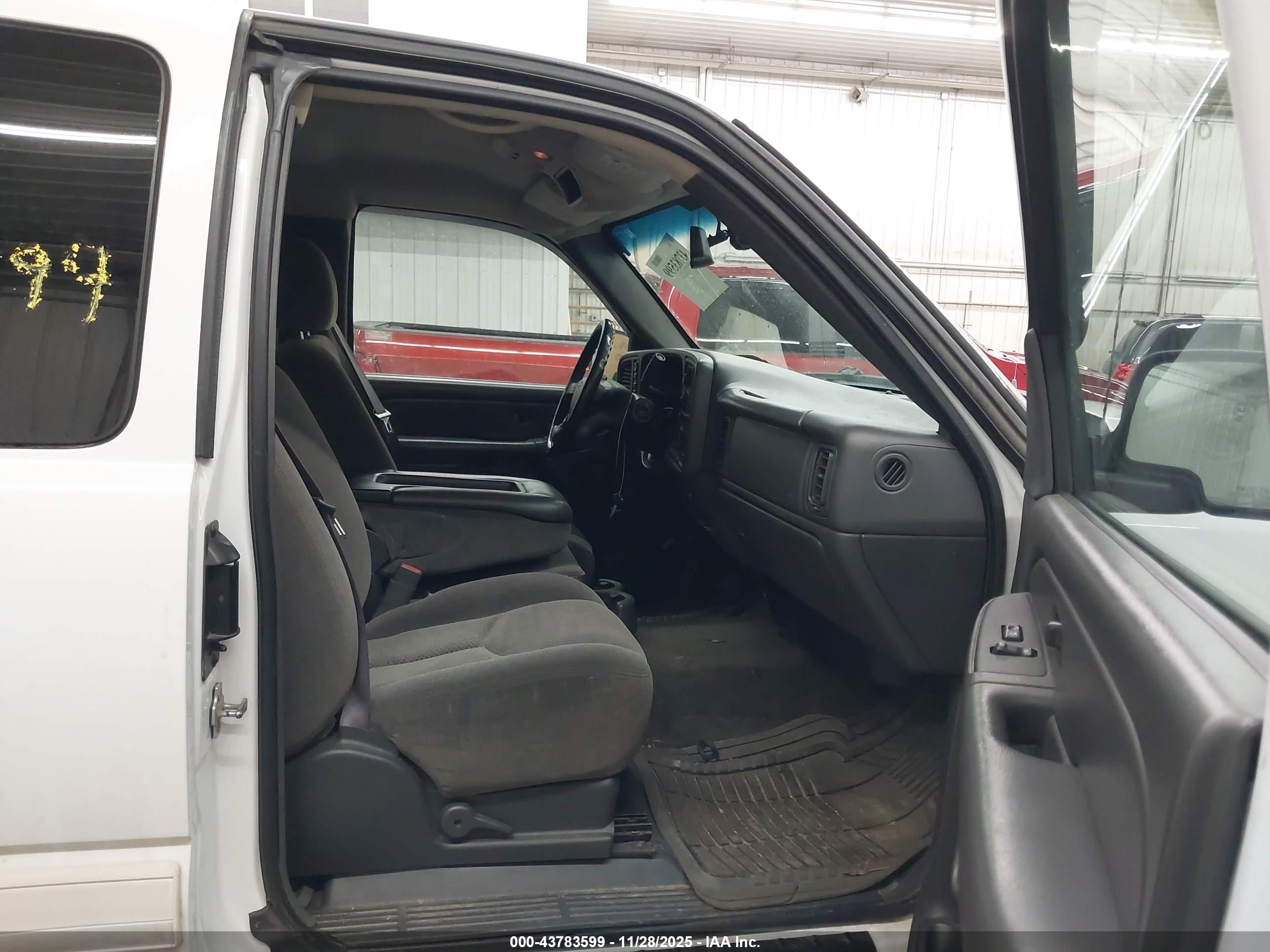 CHEVROLET SILVERADO image 5