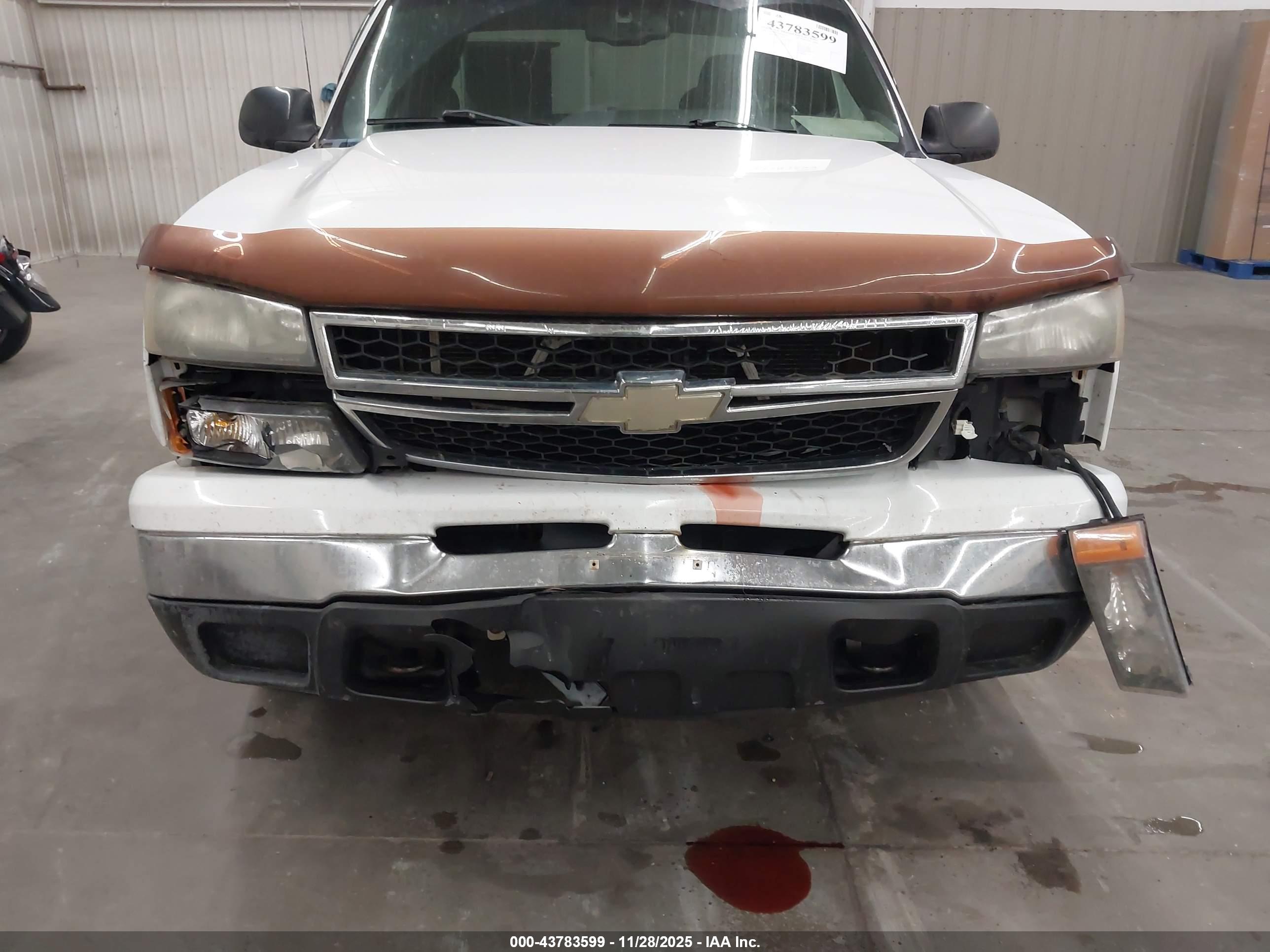 CHEVROLET SILVERADO image 6