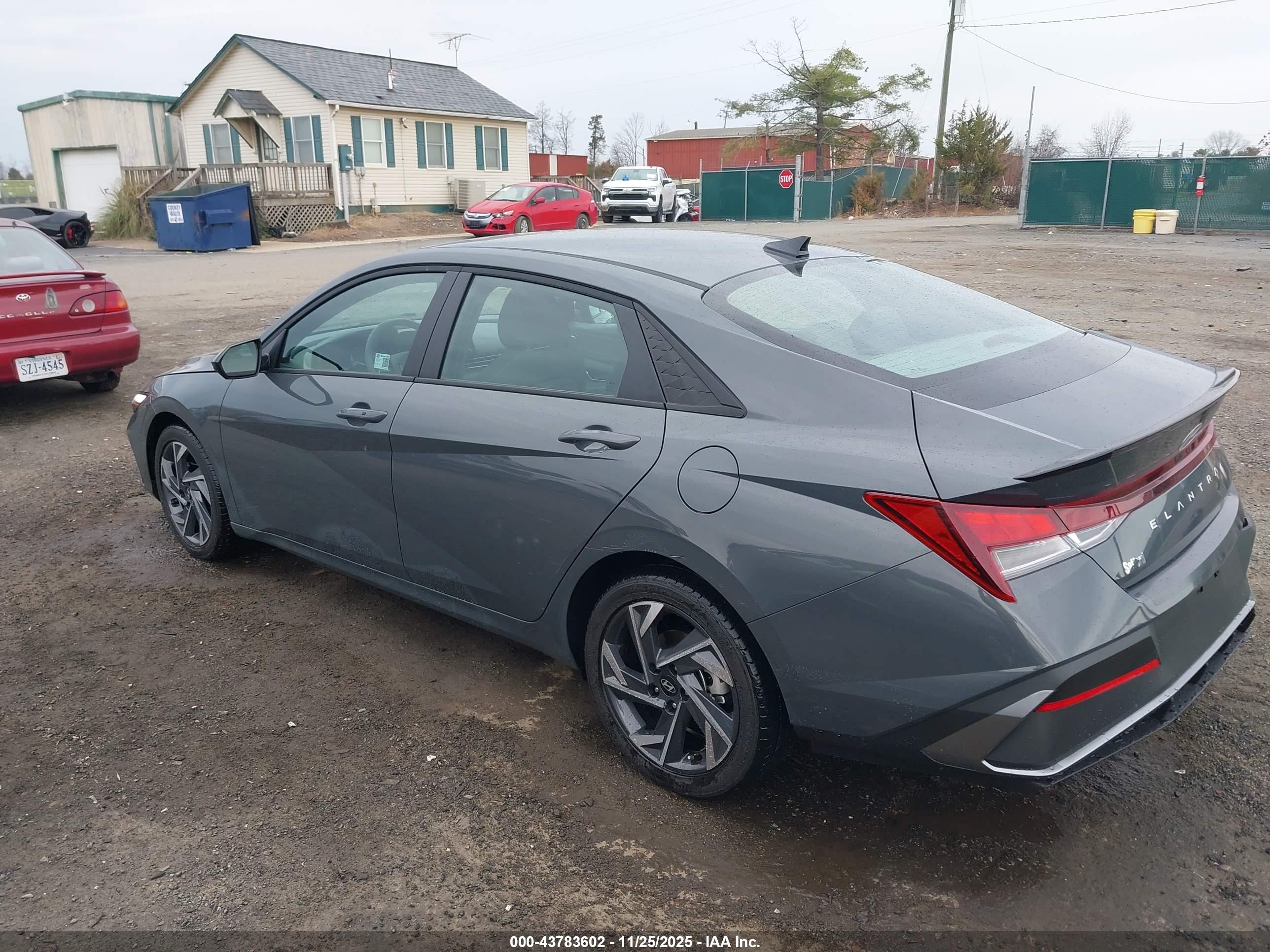 HYUNDAI ELANTRA image 3