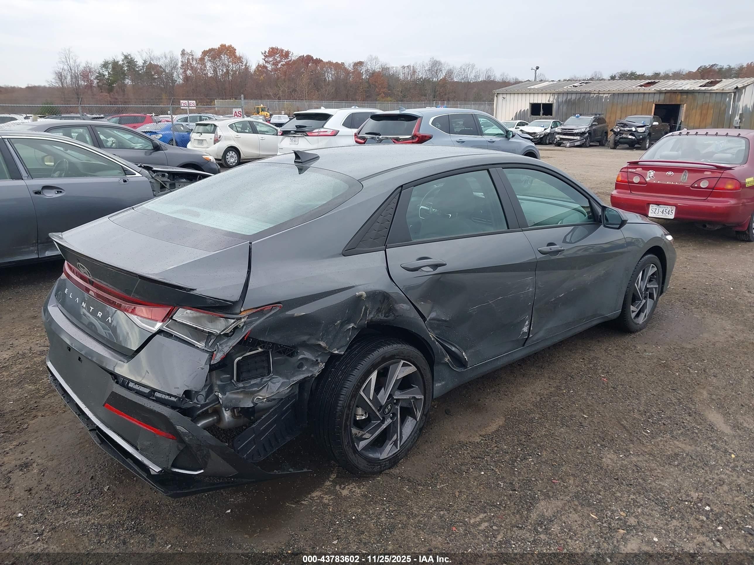 HYUNDAI ELANTRA image 4
