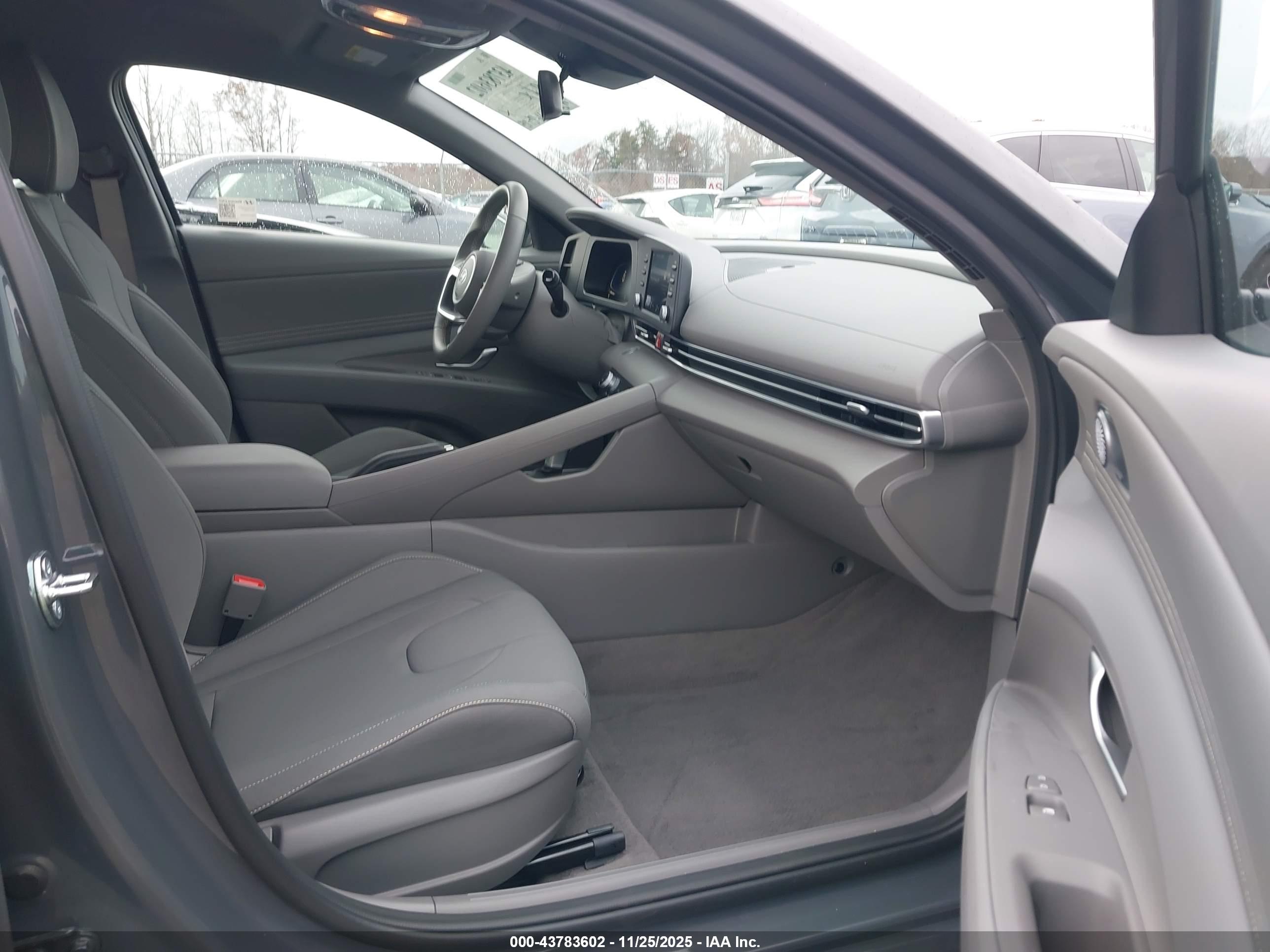 HYUNDAI ELANTRA image 5