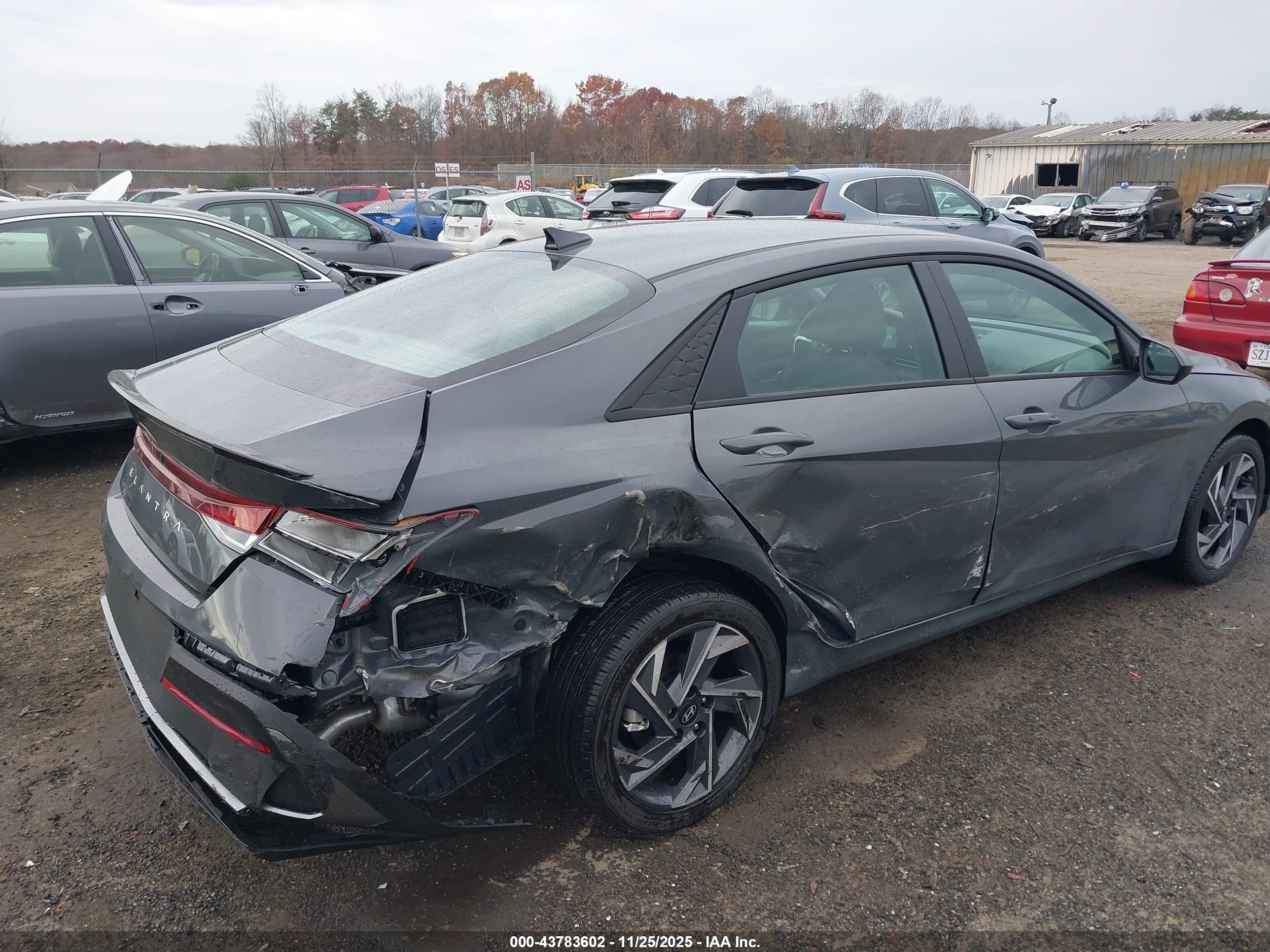 HYUNDAI ELANTRA image 6