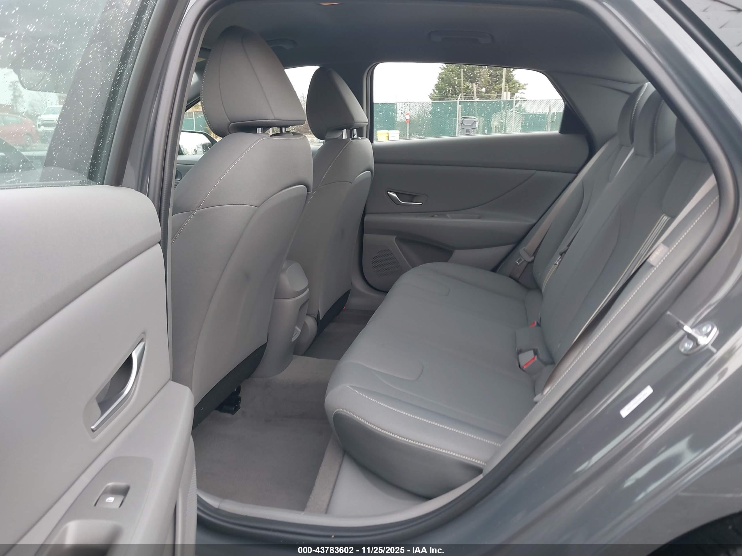 HYUNDAI ELANTRA image 8
