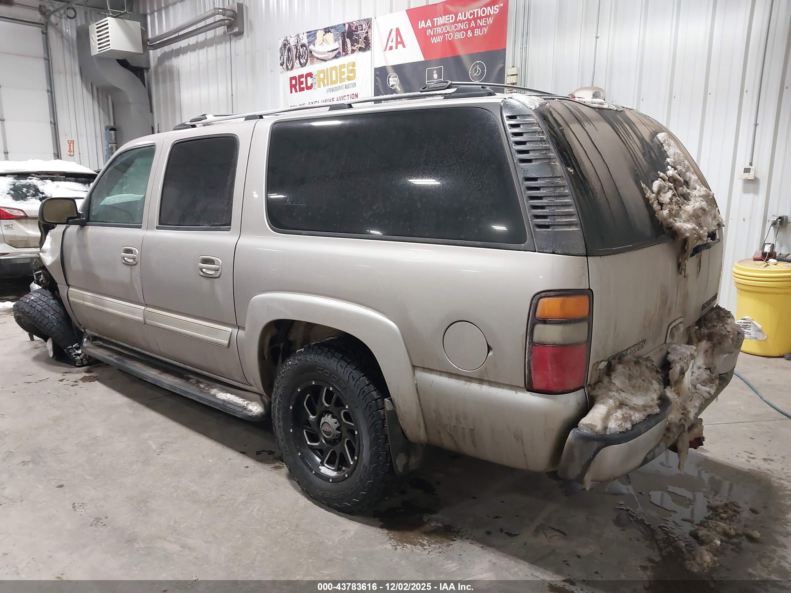 CHEVROLET SUBURBAN image 3