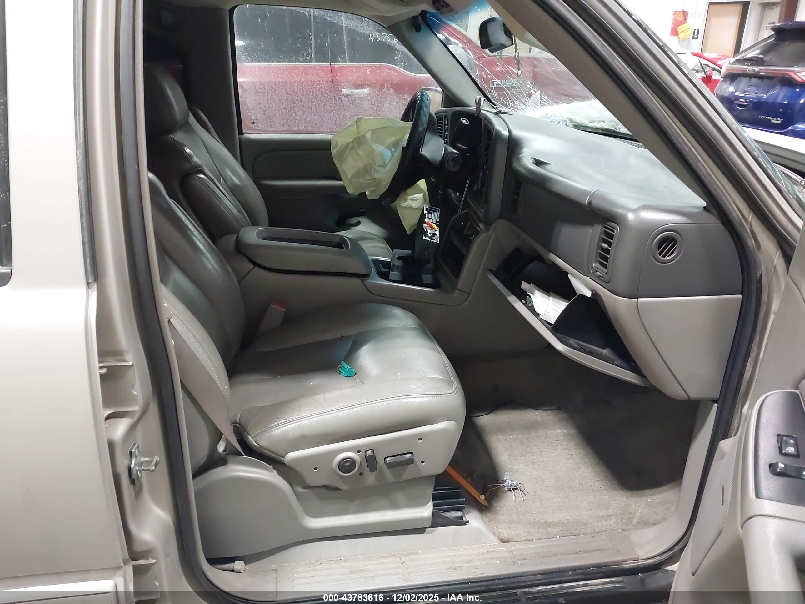 CHEVROLET SUBURBAN image 5