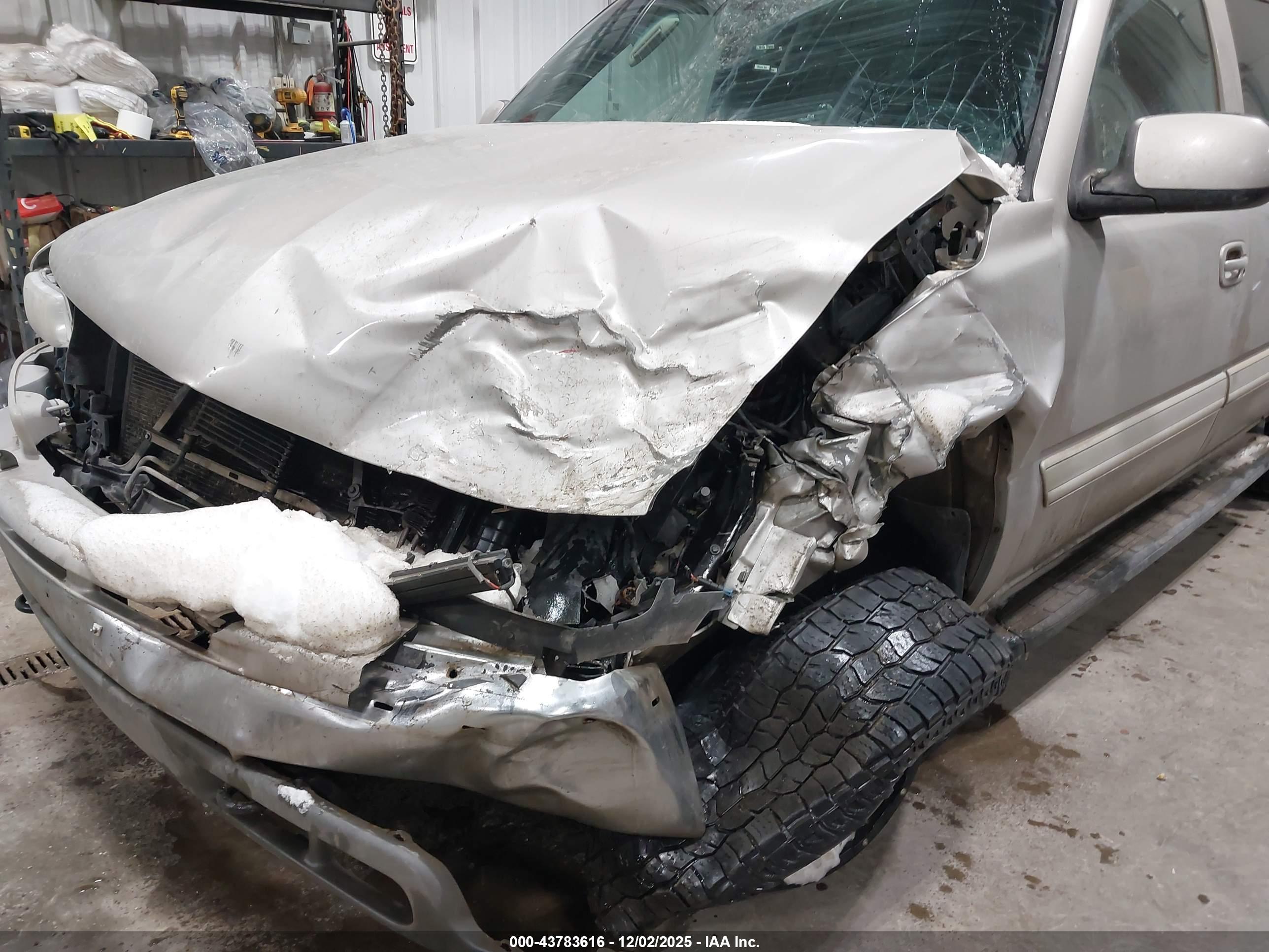 CHEVROLET SUBURBAN image 6